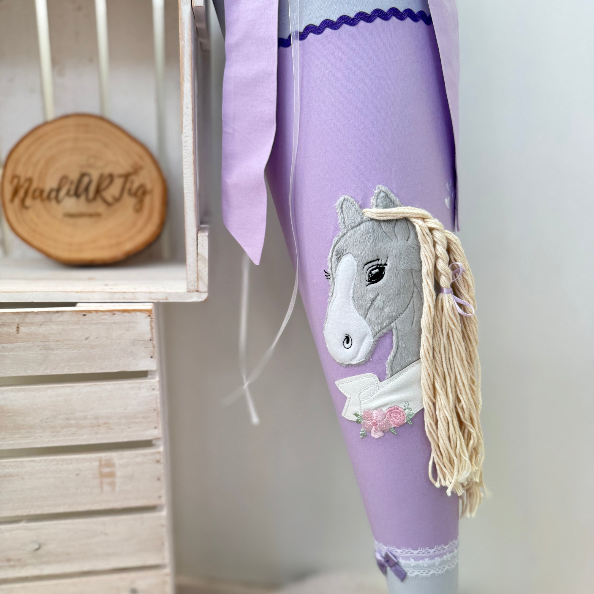 Schultüte Zuckertüte hellgrau flieder lila Pferd mit Wollmähne 3