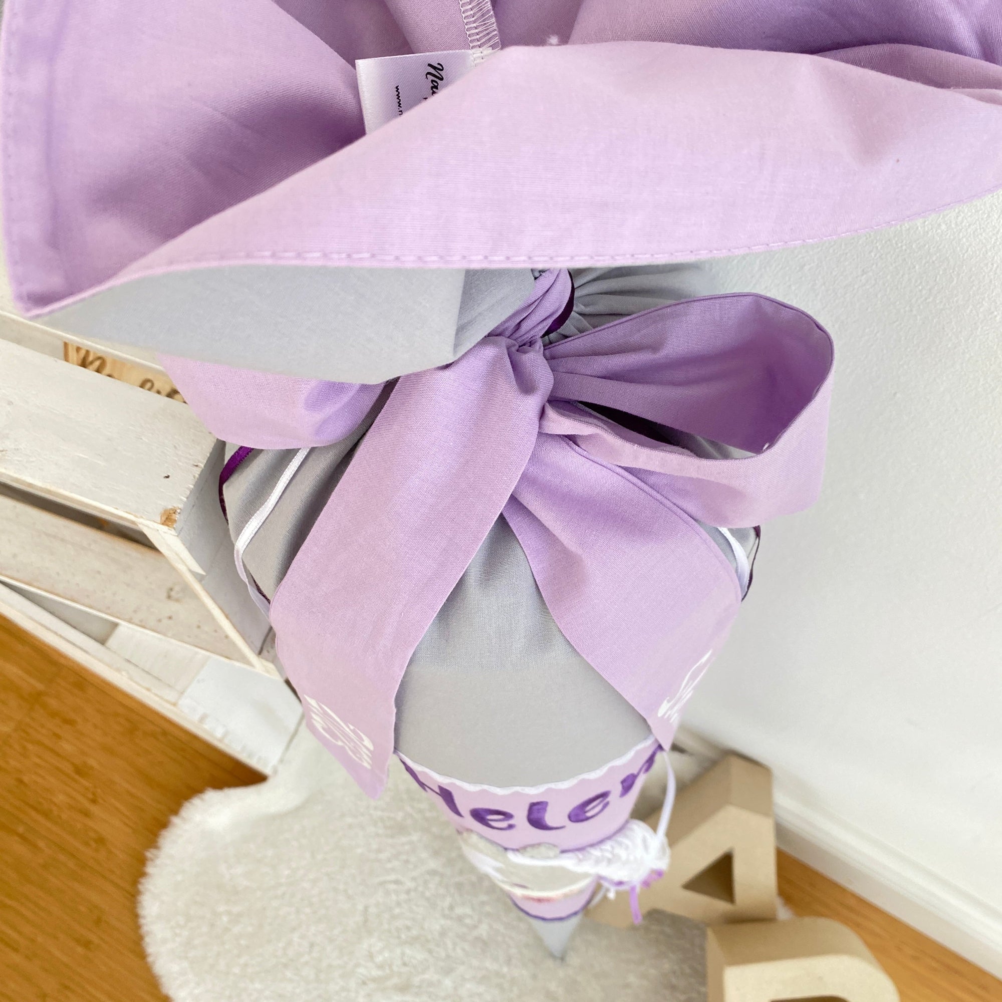 Schultüte Zuckertüte hellgrau flieder lila Pferd mit Wollmähne