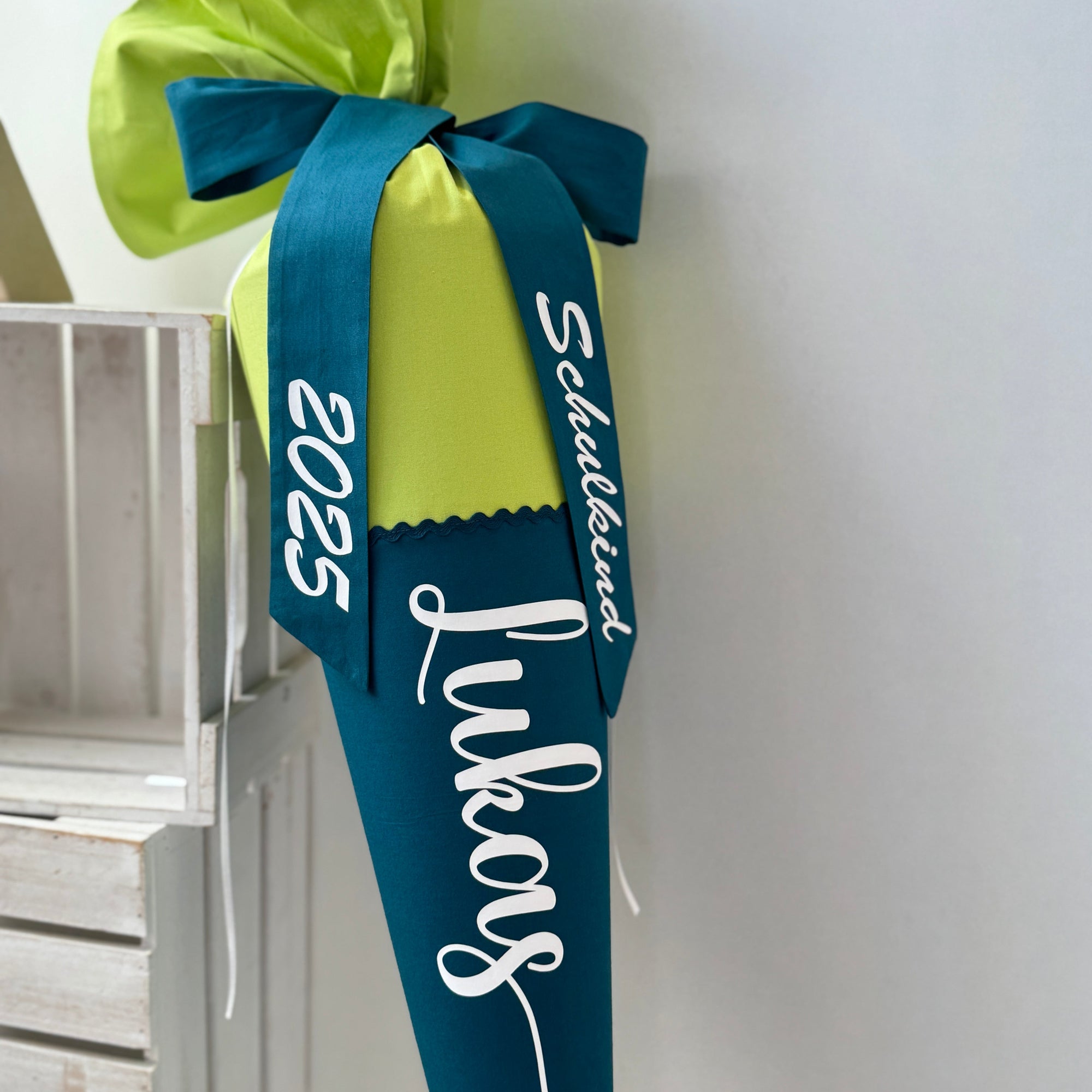 Schultüte mit Namen in hellgrün/petrol