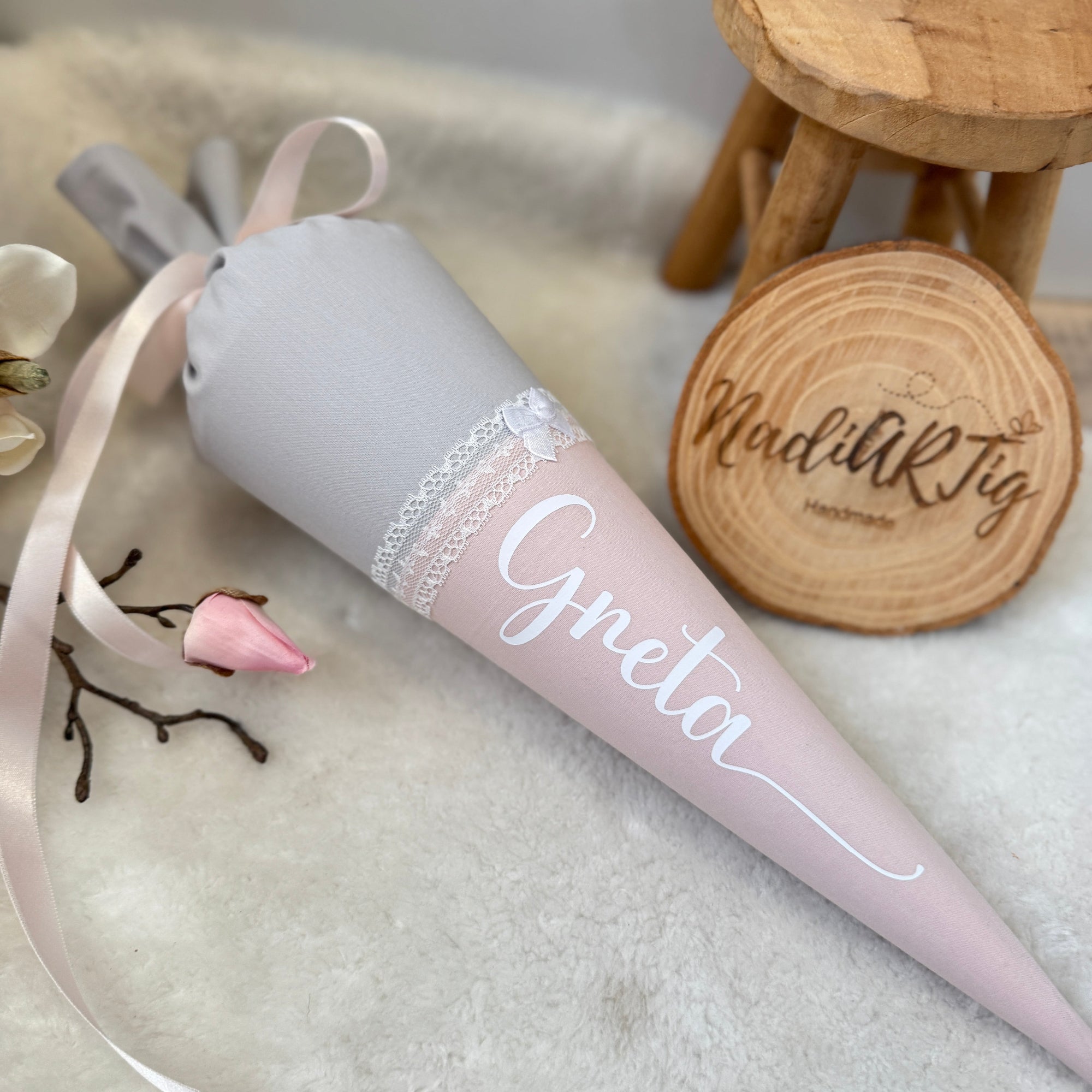 Schultüte mit Namen in hellgrau/puderrosé