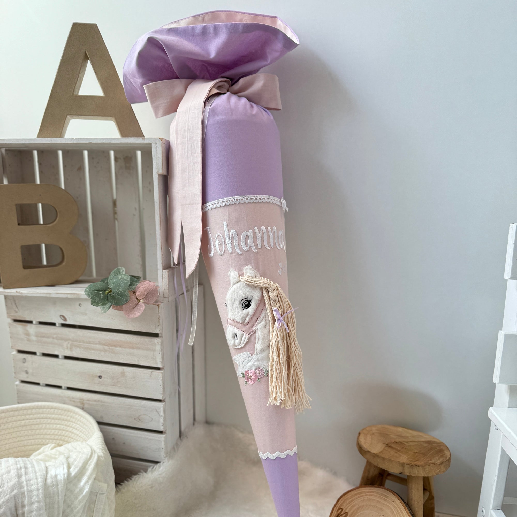 Schultüte weißes Boho-Pony in Flieder/puderrosé