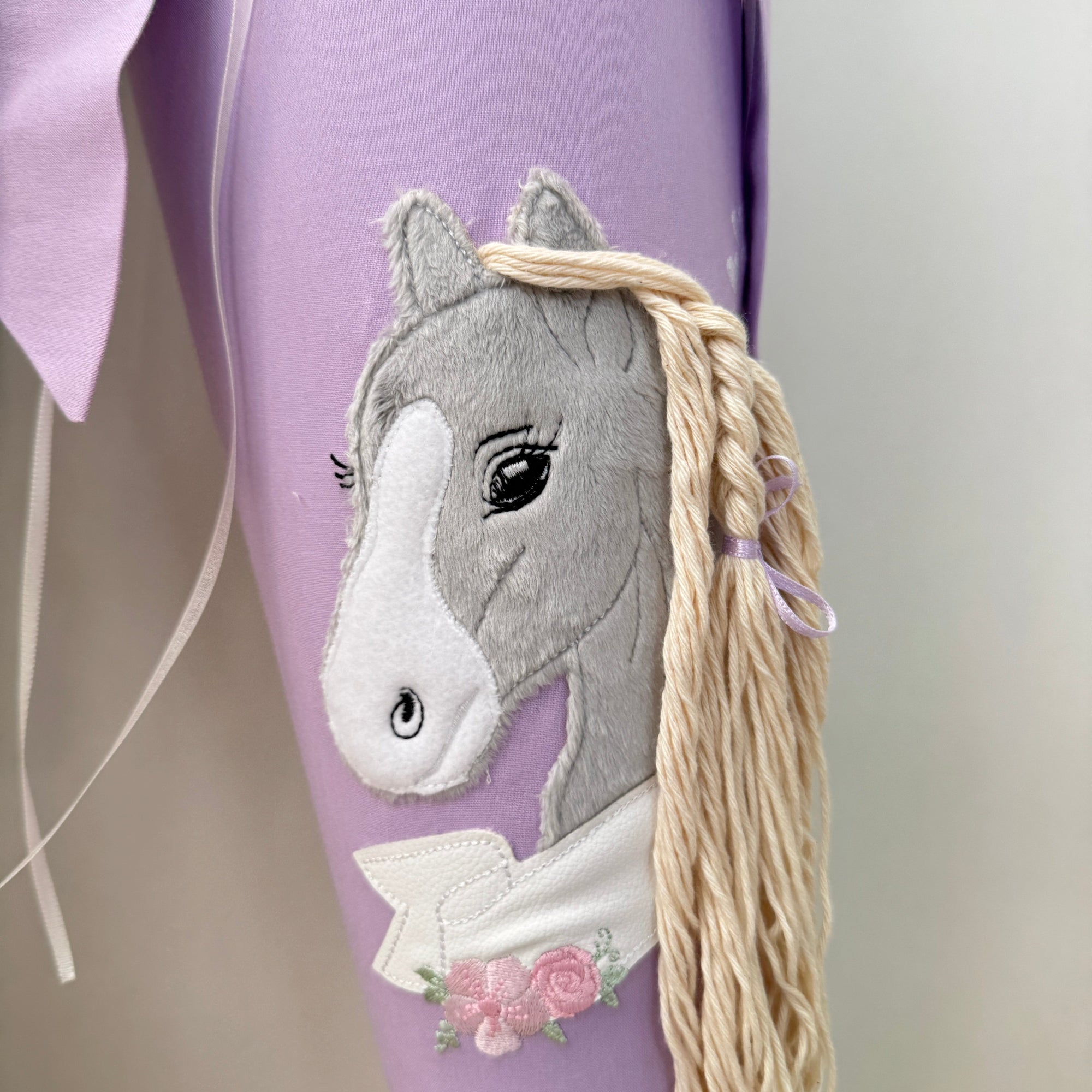 Schultüte Zuckertüte hellgrau flieder lila Pferd mit Wollmähne 2
