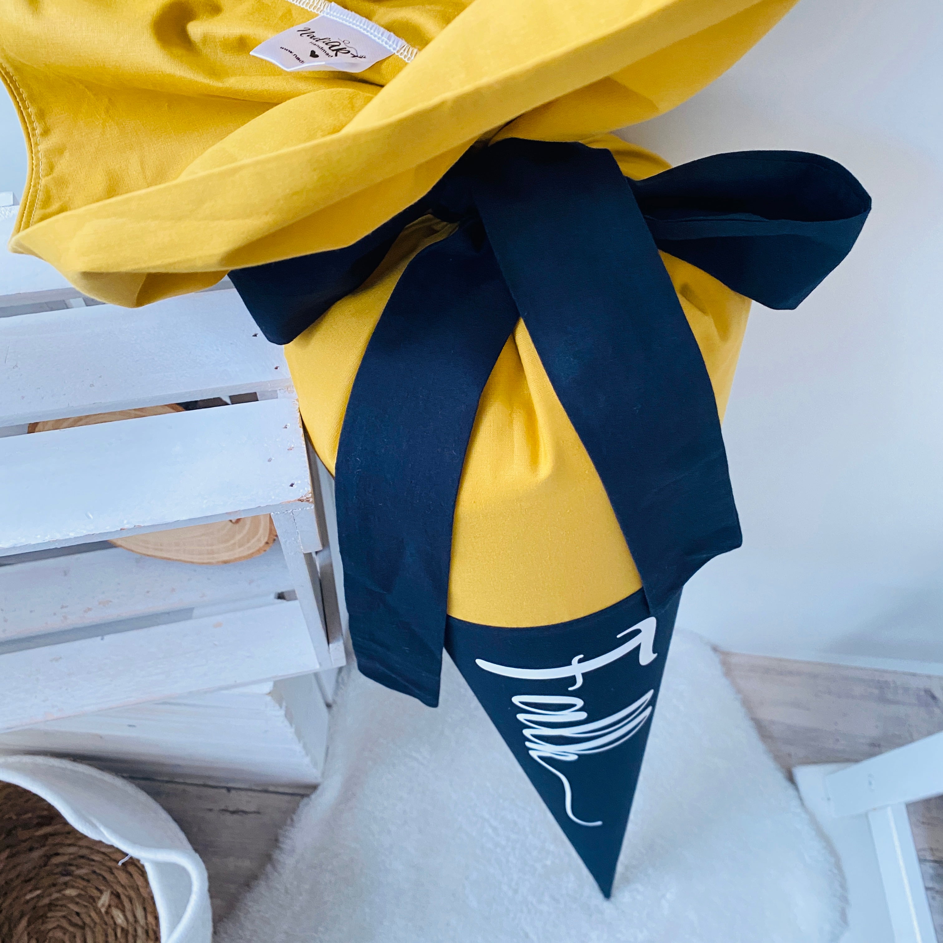 Schultuete mit Namen in ocker-schwarz