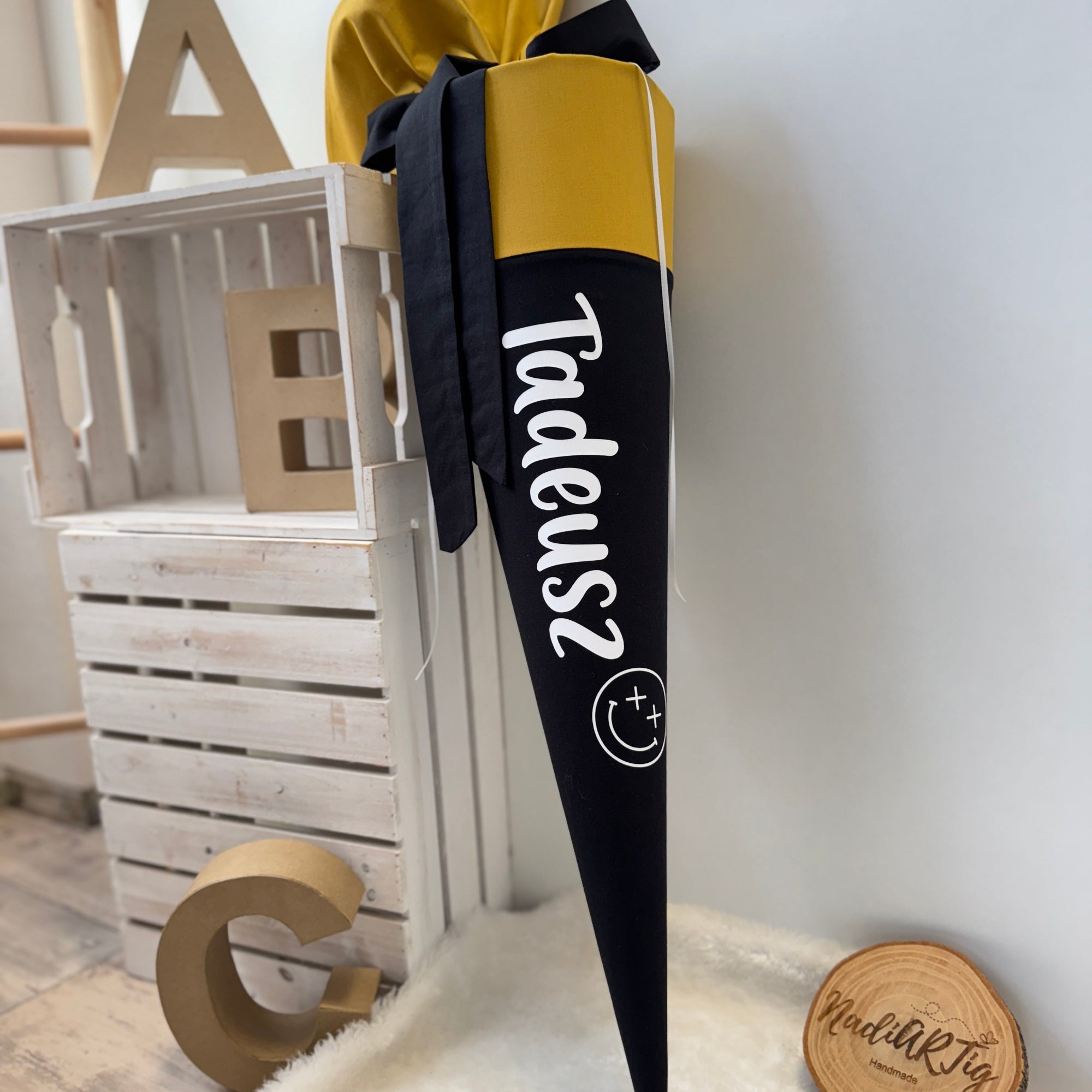 Schultuete mit Namen in ocker-schwarz