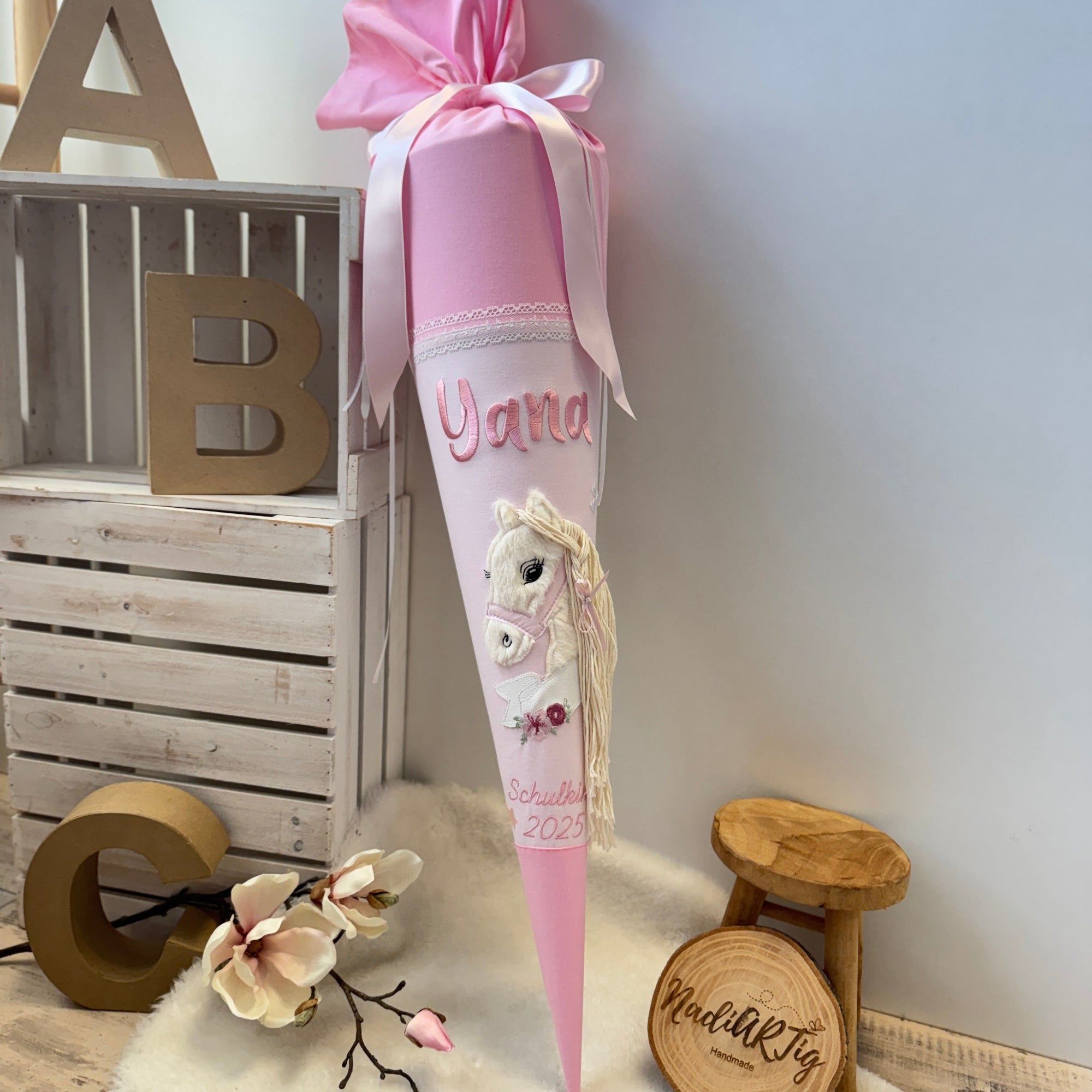 Schultuete weißes Boho-Pony in Rosa
