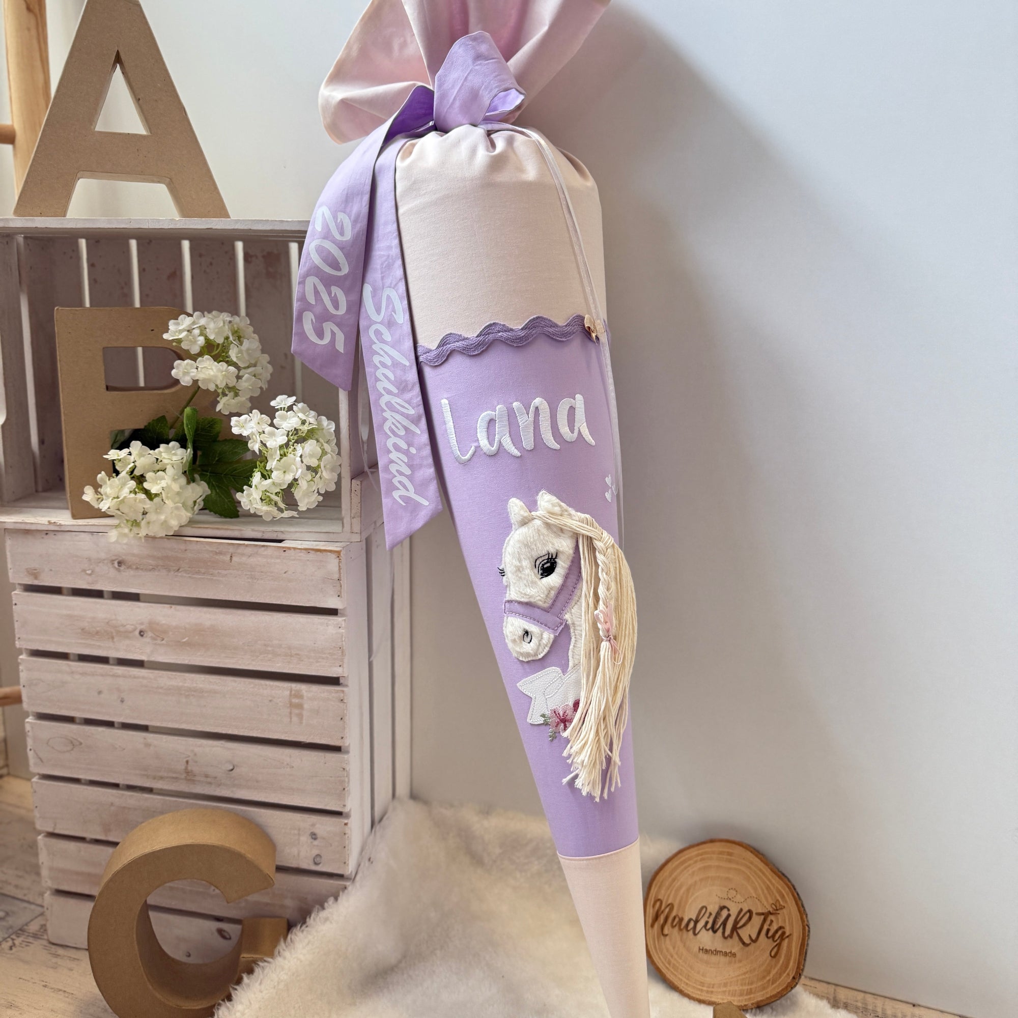 Schultuete weisses Boho-Pony in beige-flieder