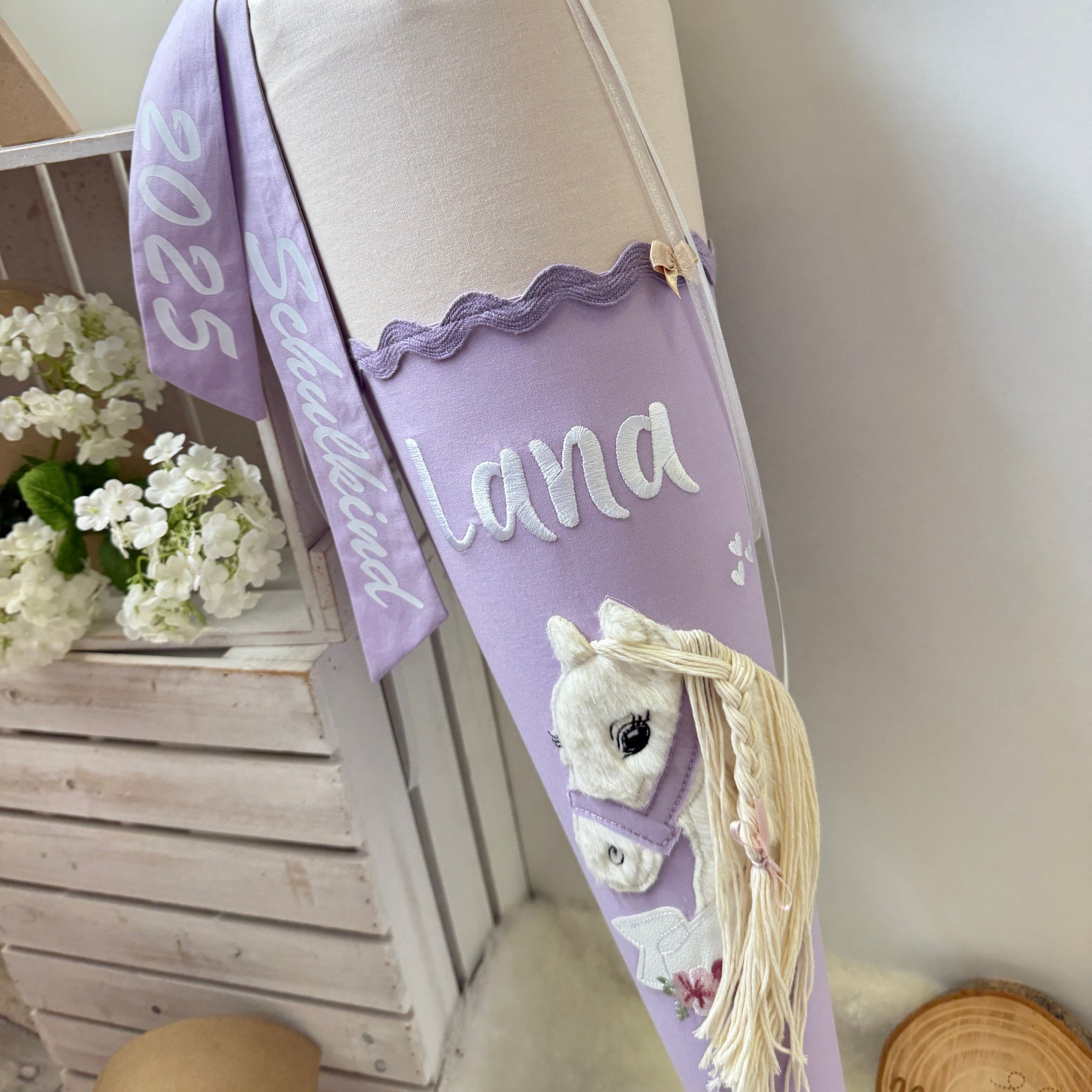 Schultuete weisses Boho-Pony in beige-flieder