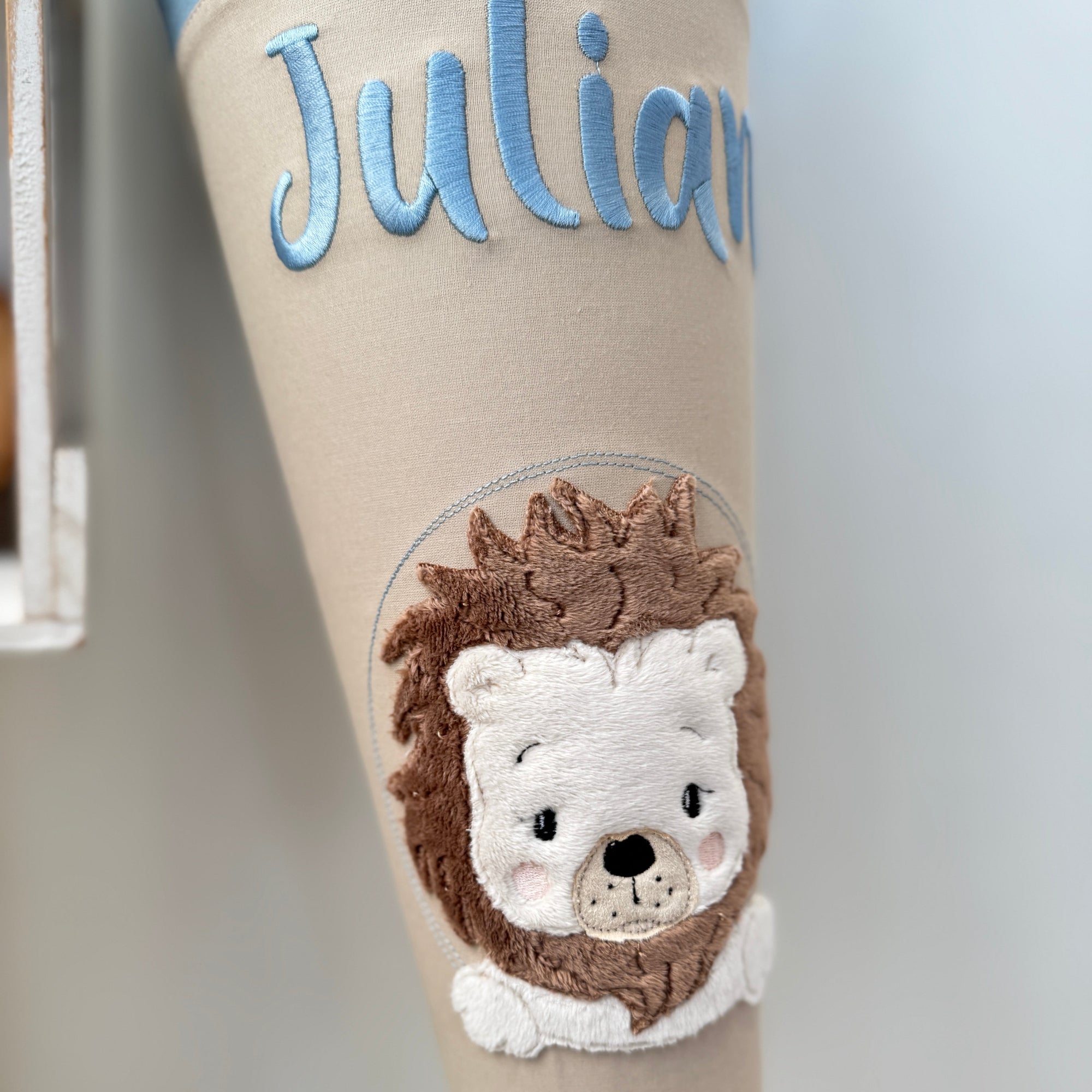 Schultute_Lowe_sand_hellblau