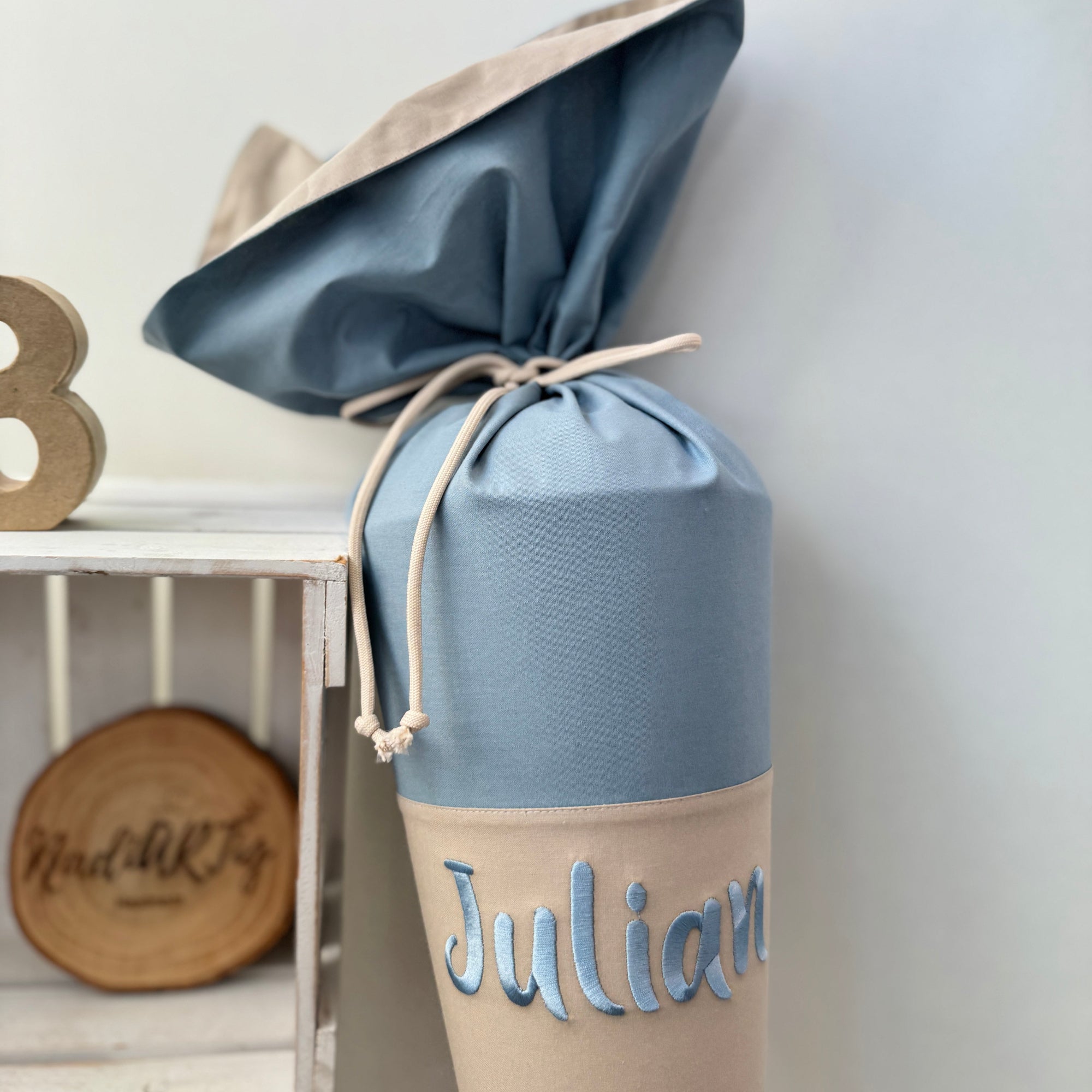 Schultute_Lowe_sand_hellblau