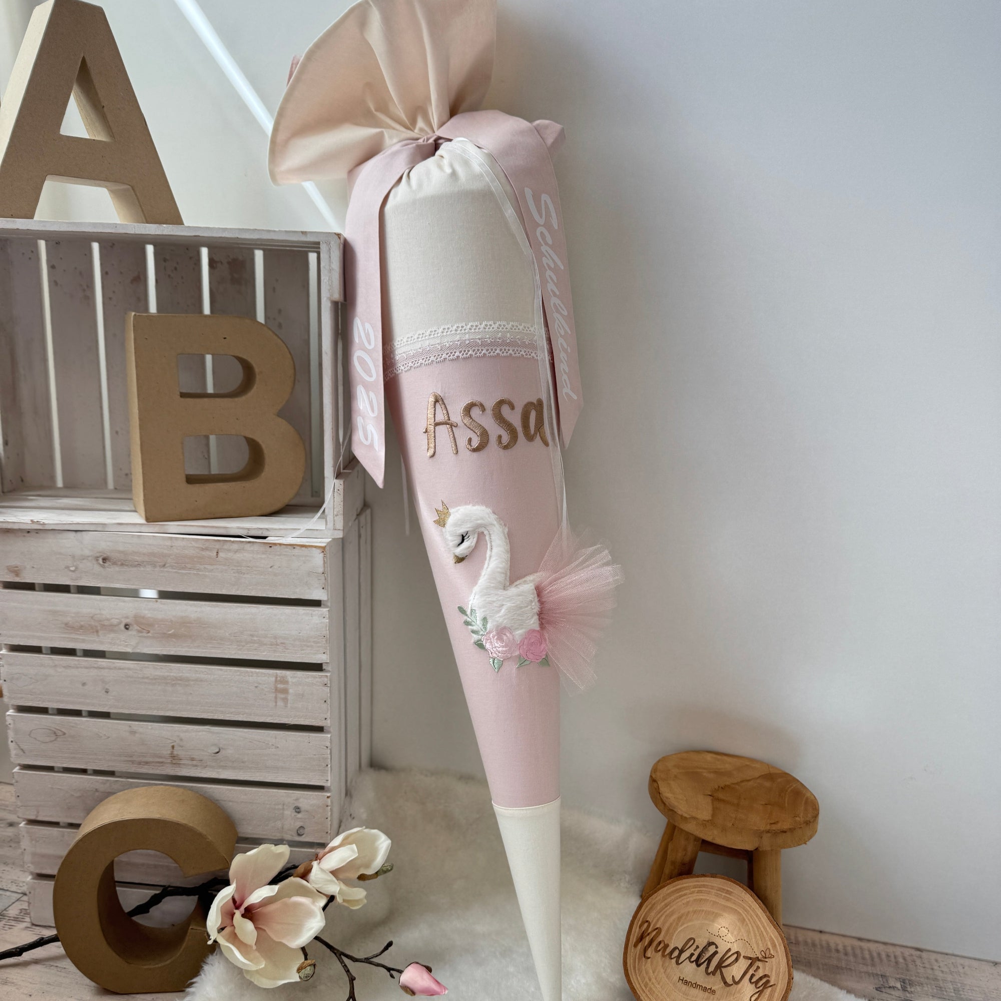 elegante Schultüte mit Schwan in creme/gold/puder