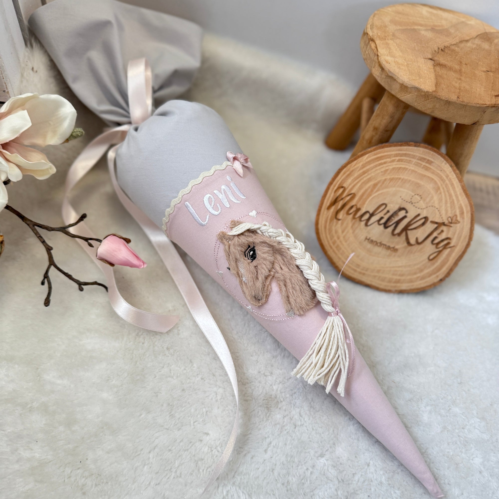 kleine Schultüte Plüsch-Pferd in hellgrau/rosé