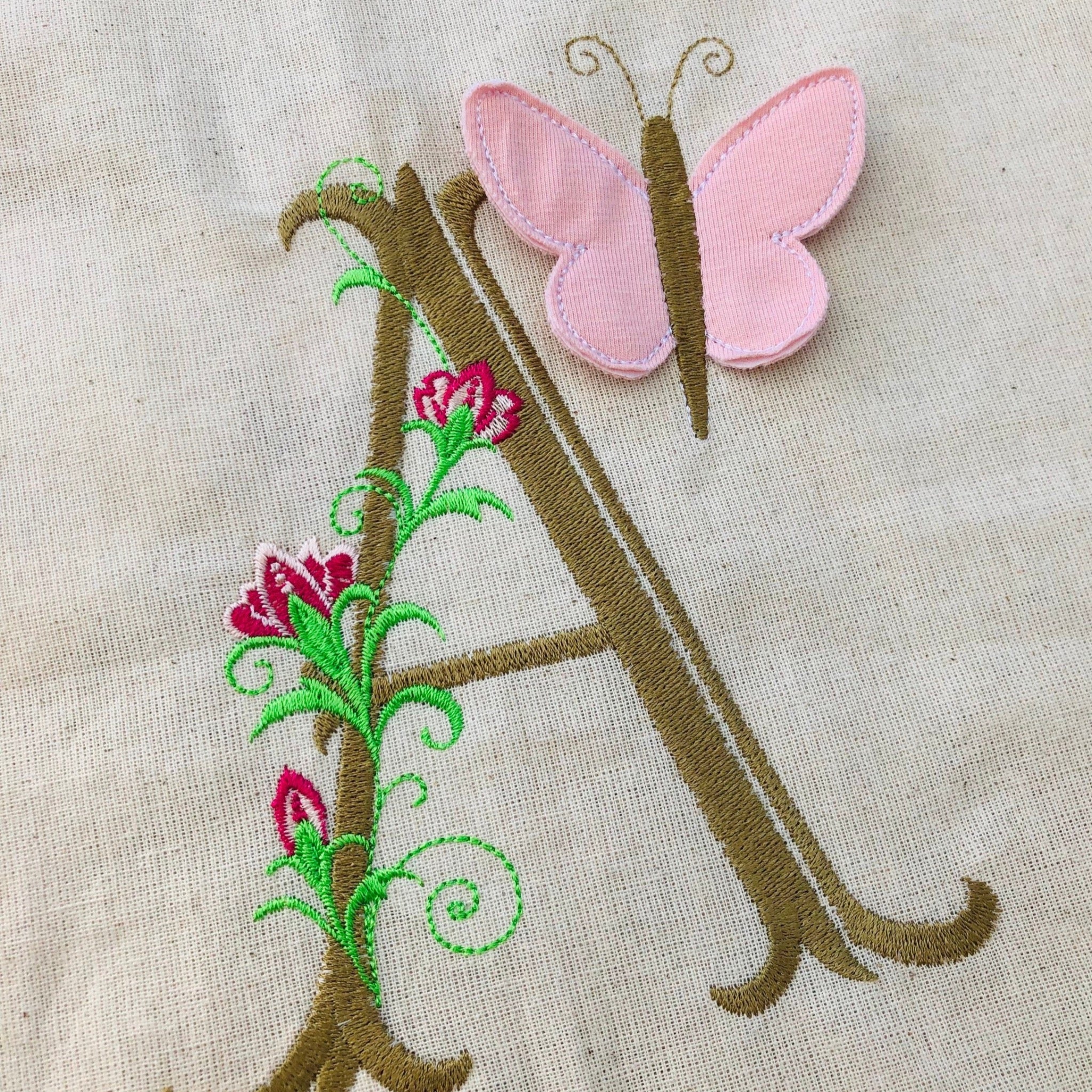 Monogramm gold Blumenranken 3D Schmetterling