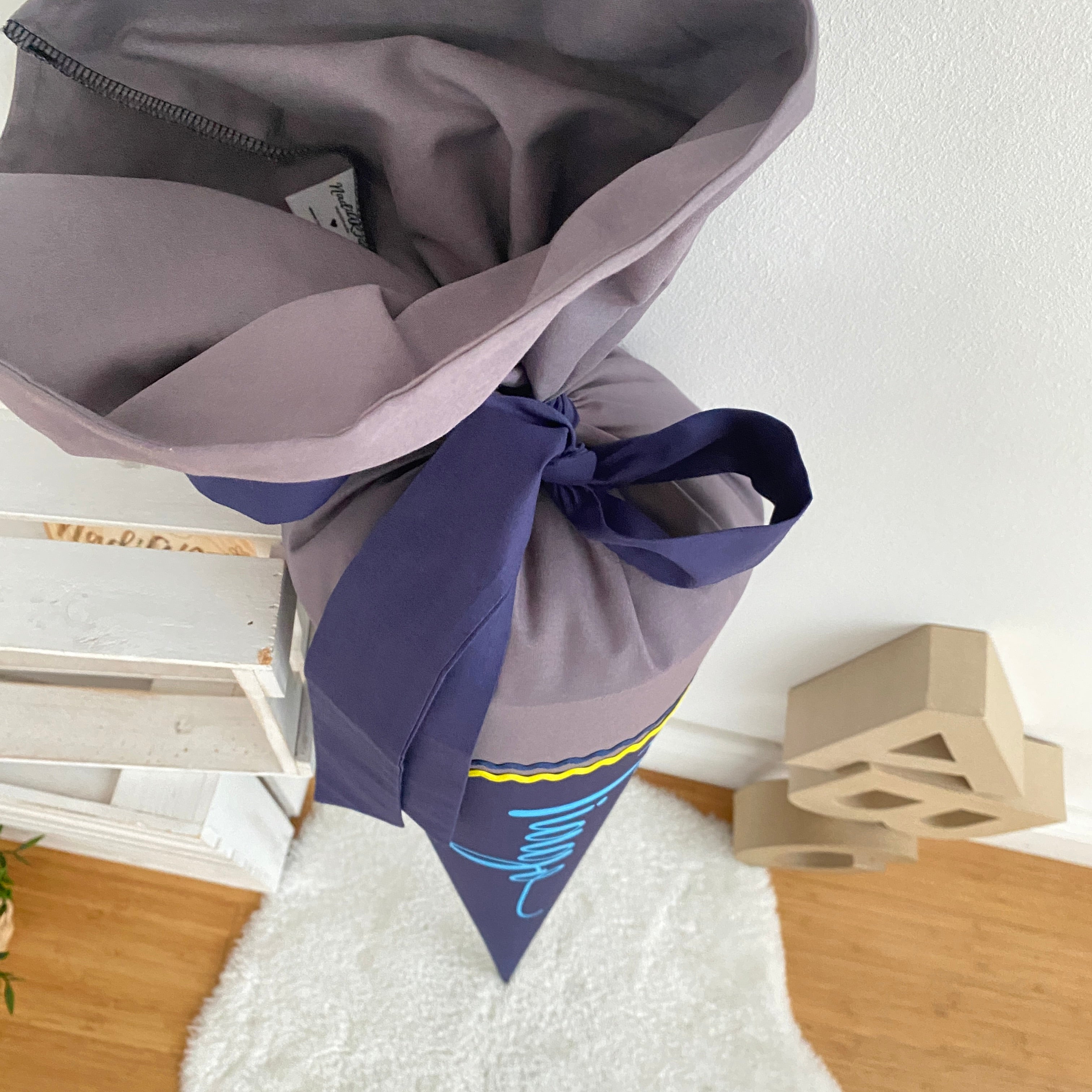 Schultüte mit Namen in anthrazit/dunkelblau/türkis