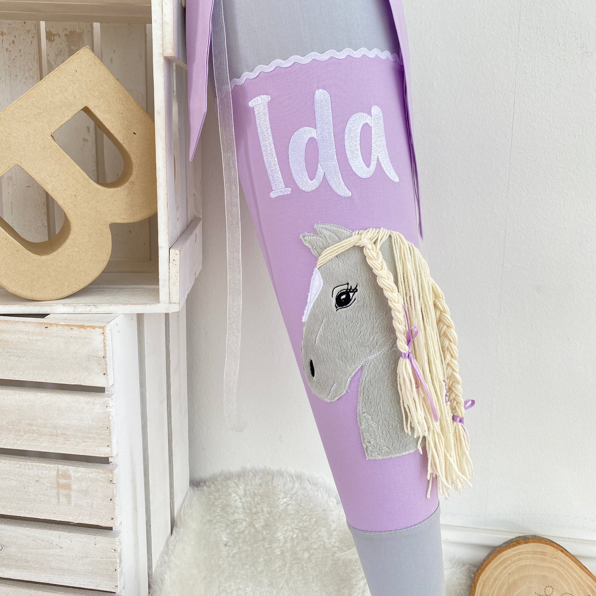 Schultüte Pferd in hellgrau/flieder