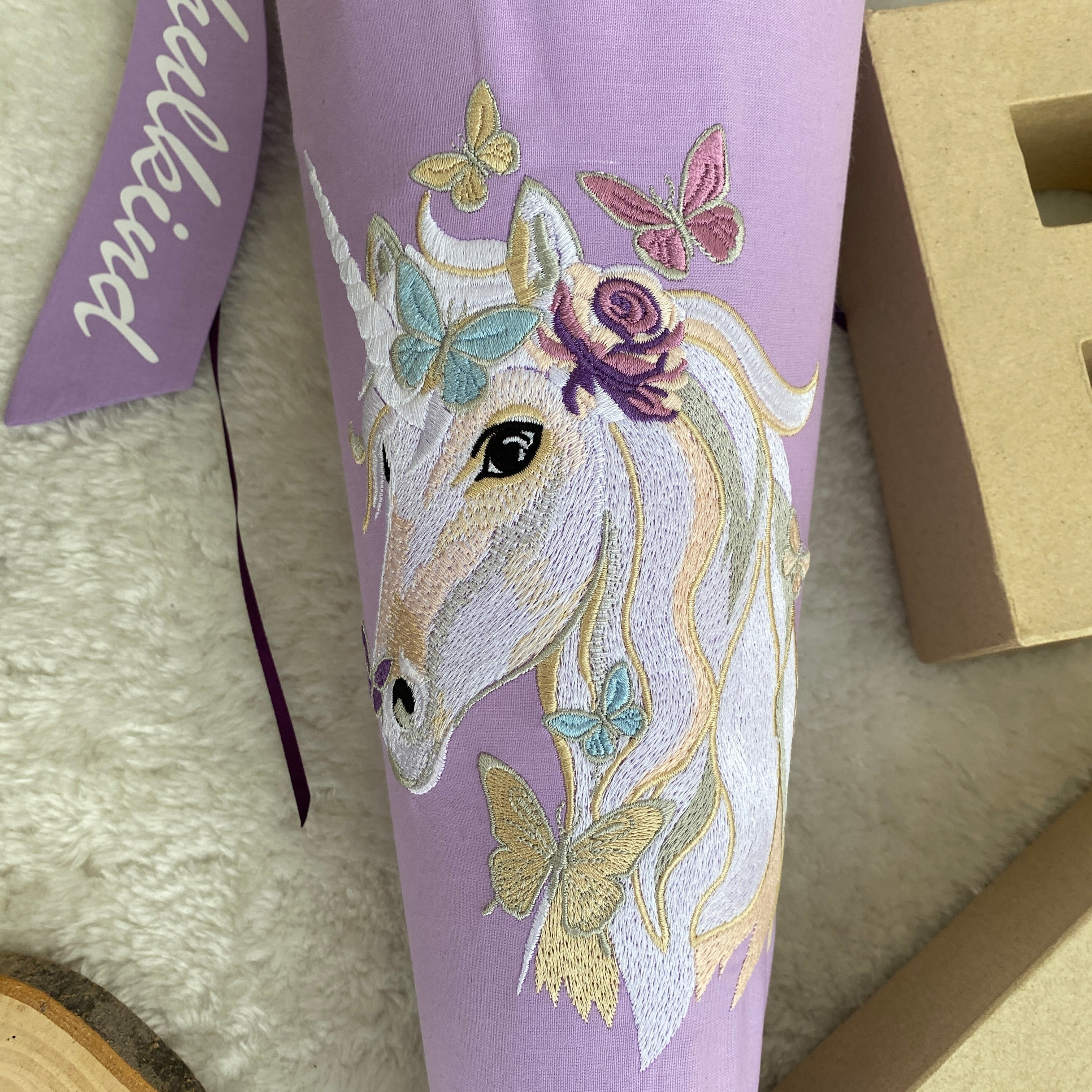 Schultüte Einhorn-Stickerei in lila/flieder