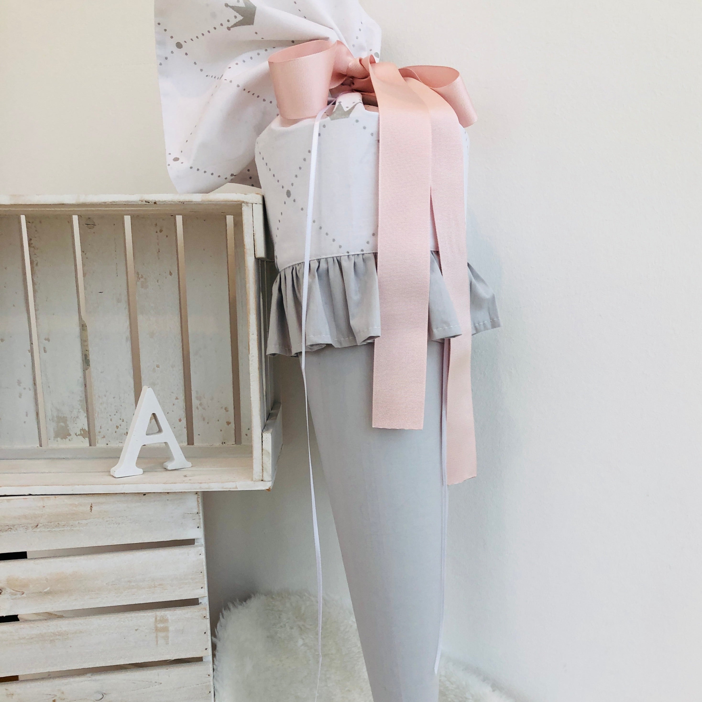 Schultüte Klassik in glitter Kronen/hellgrau (Rüschen)