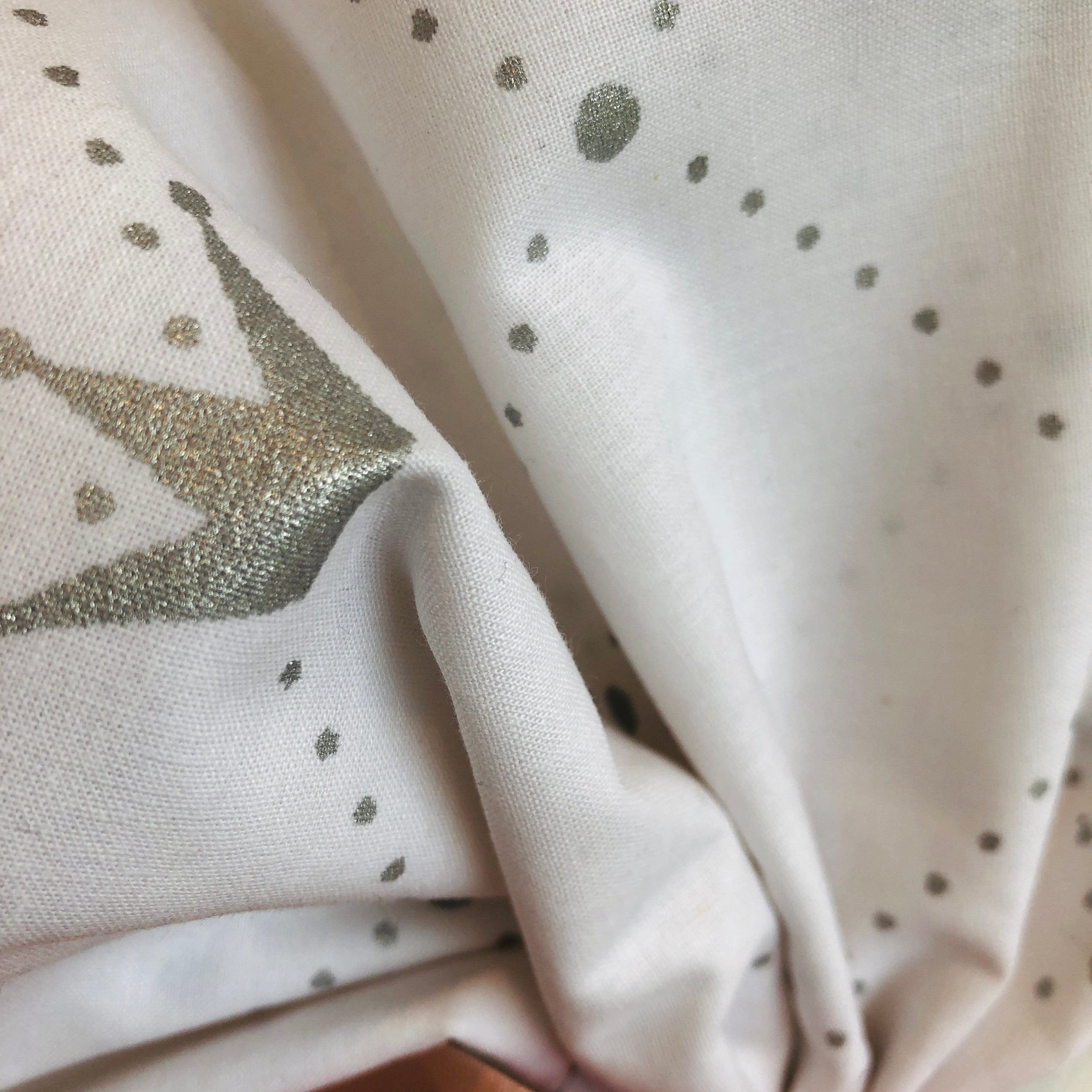 stoff Detail mit silbernen Krönchen