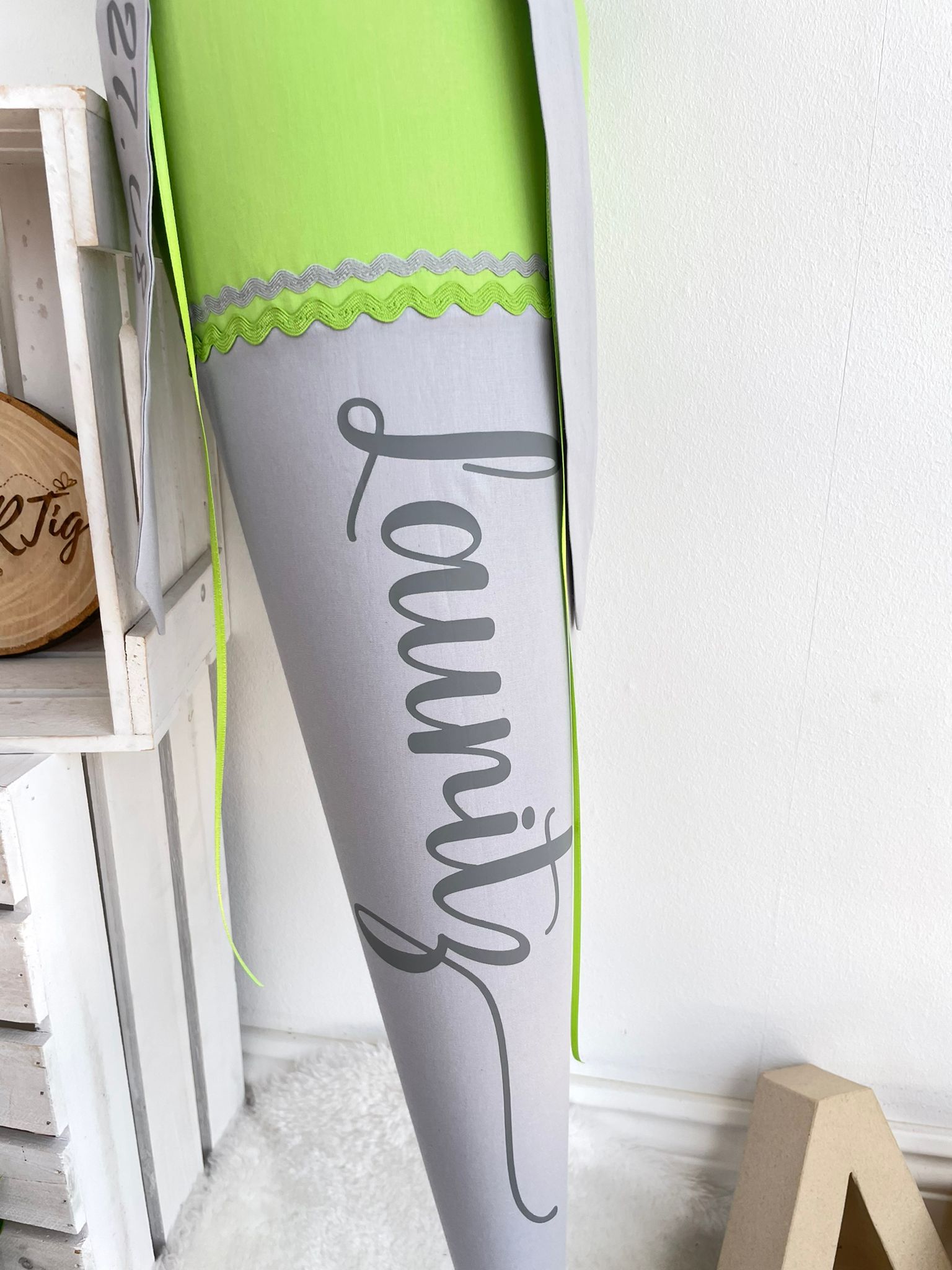 Schultüte mit Namen in hellgrün/steingrau