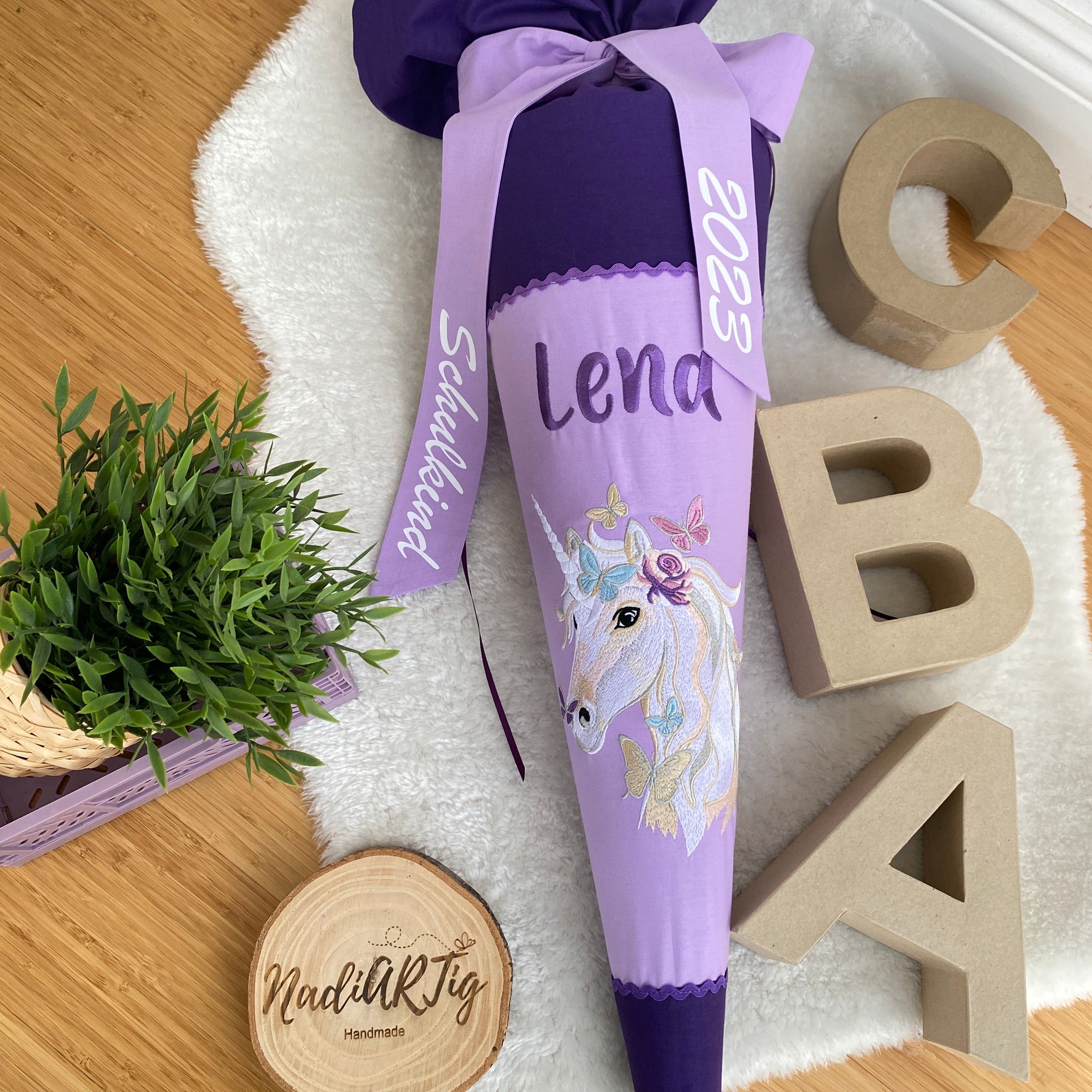 Schultüte Einhorn-Stickerei in lila/flieder