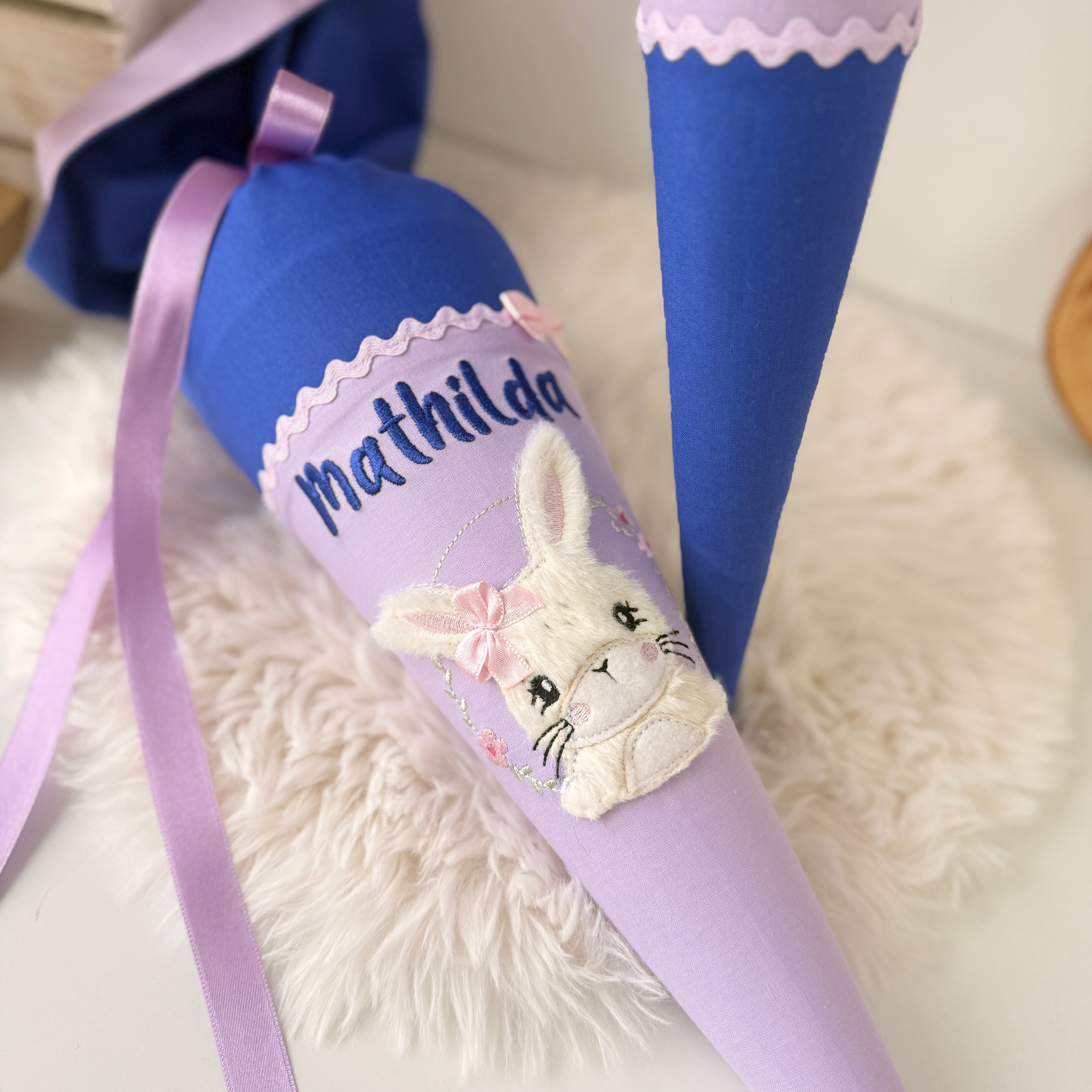 Kindergarten-Schultüte Hase in Royalblau/flieder