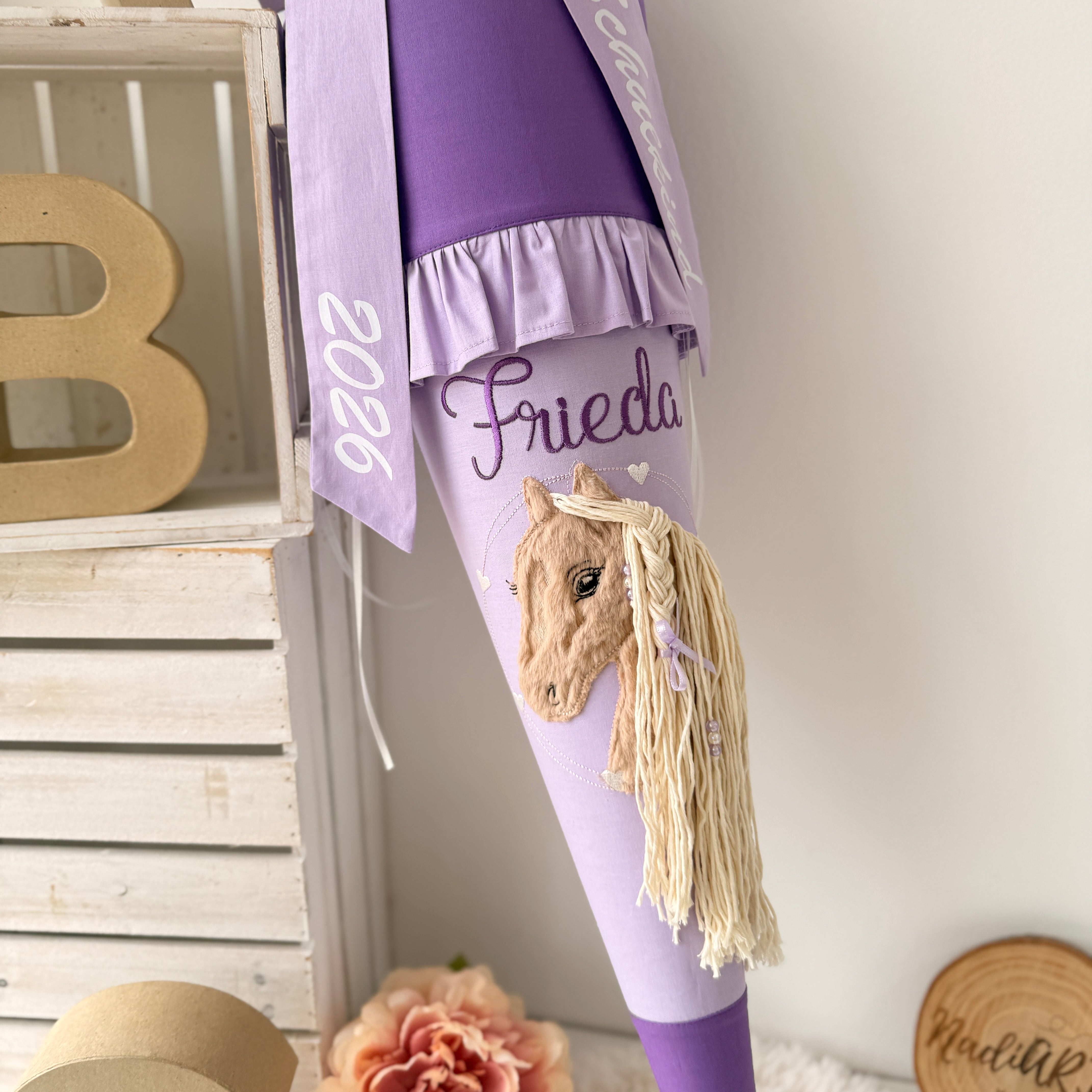 Schultüte Pferd (mit Rüschen) in lila