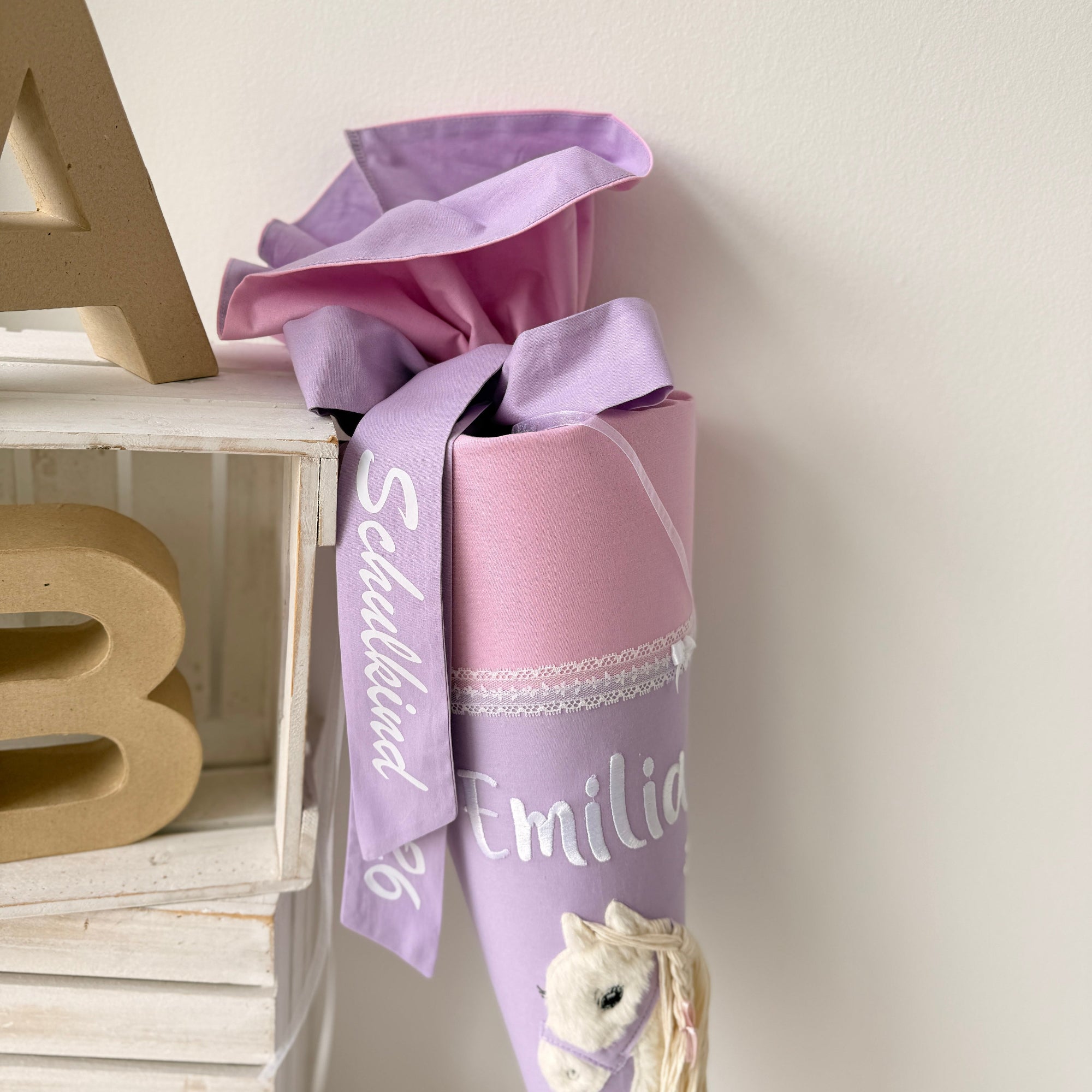Schultüte weißes Boho-Pony in rosa/flieder
