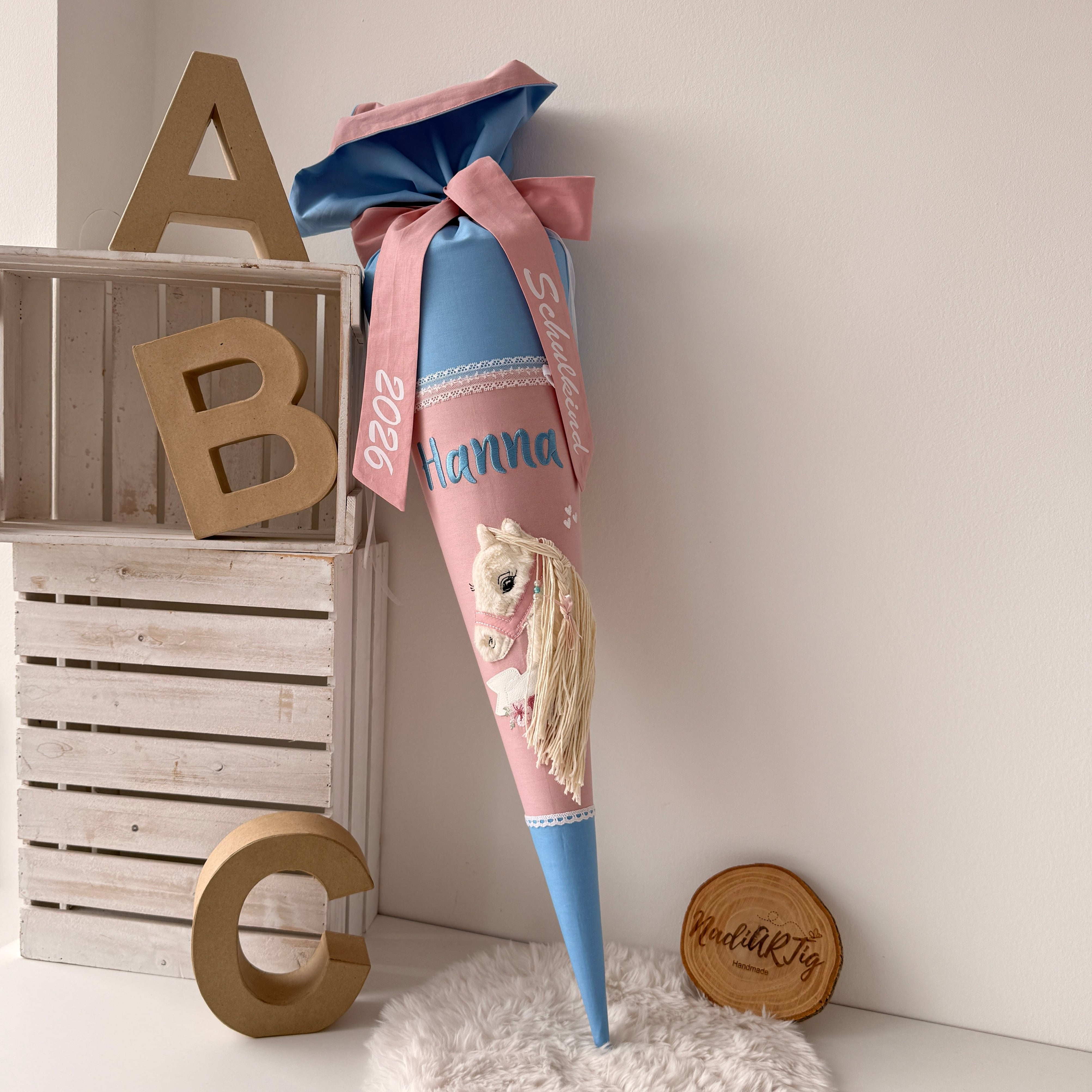Schultüte weißes Boho-Pony in Blau/Puder