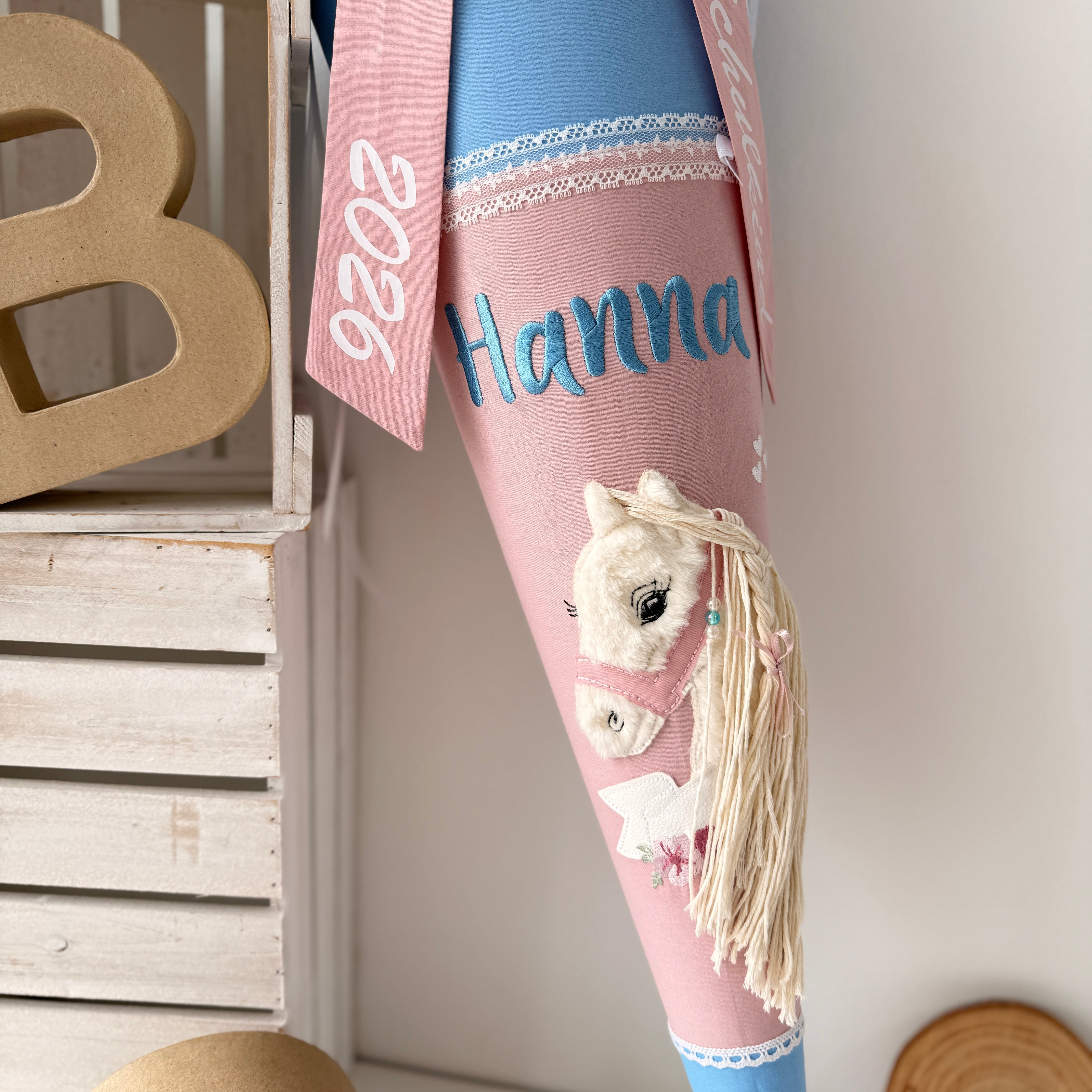 Schultüte weißes Boho-Pony in Blau/Puder