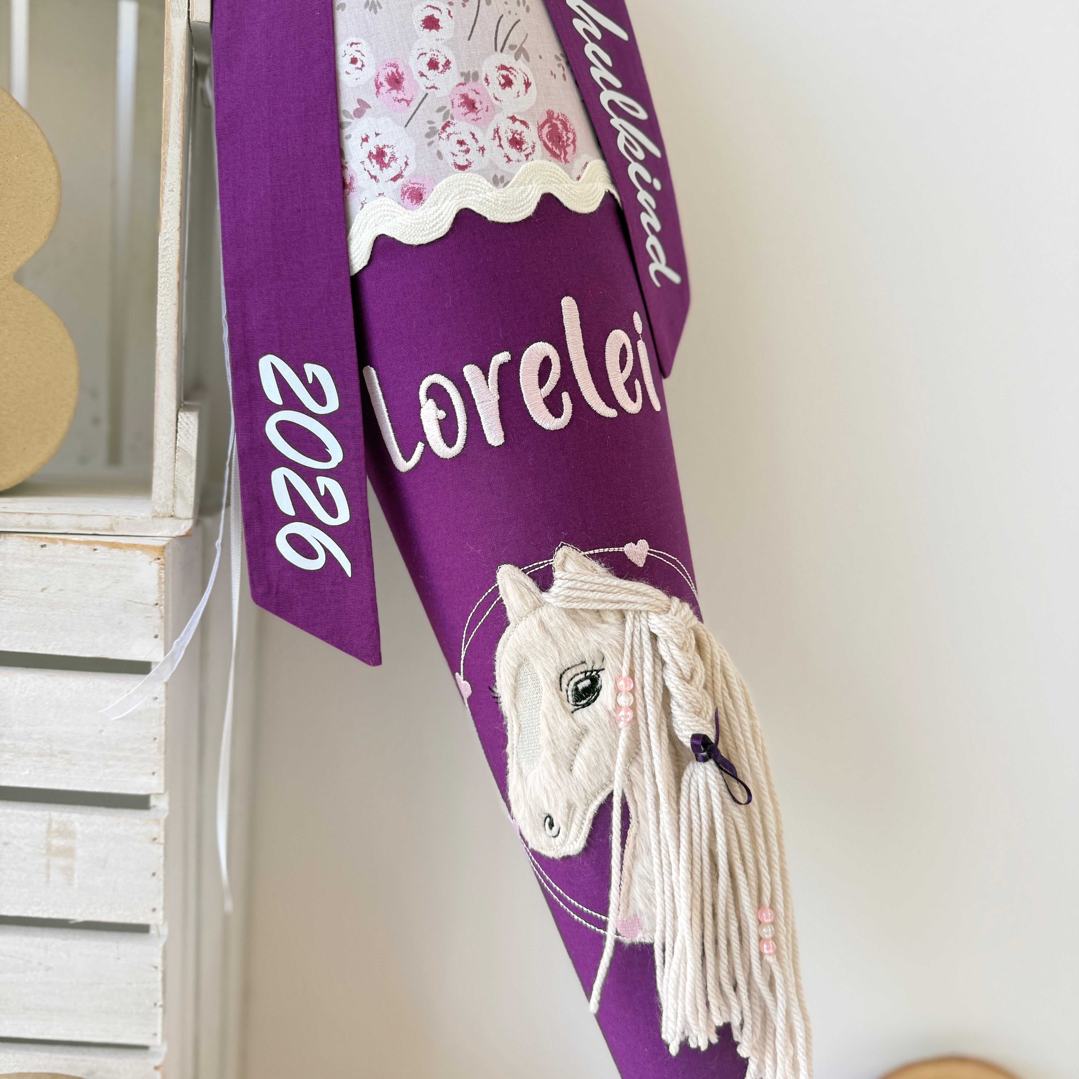 Schultüte beiges Pony in LILA mit Blüten