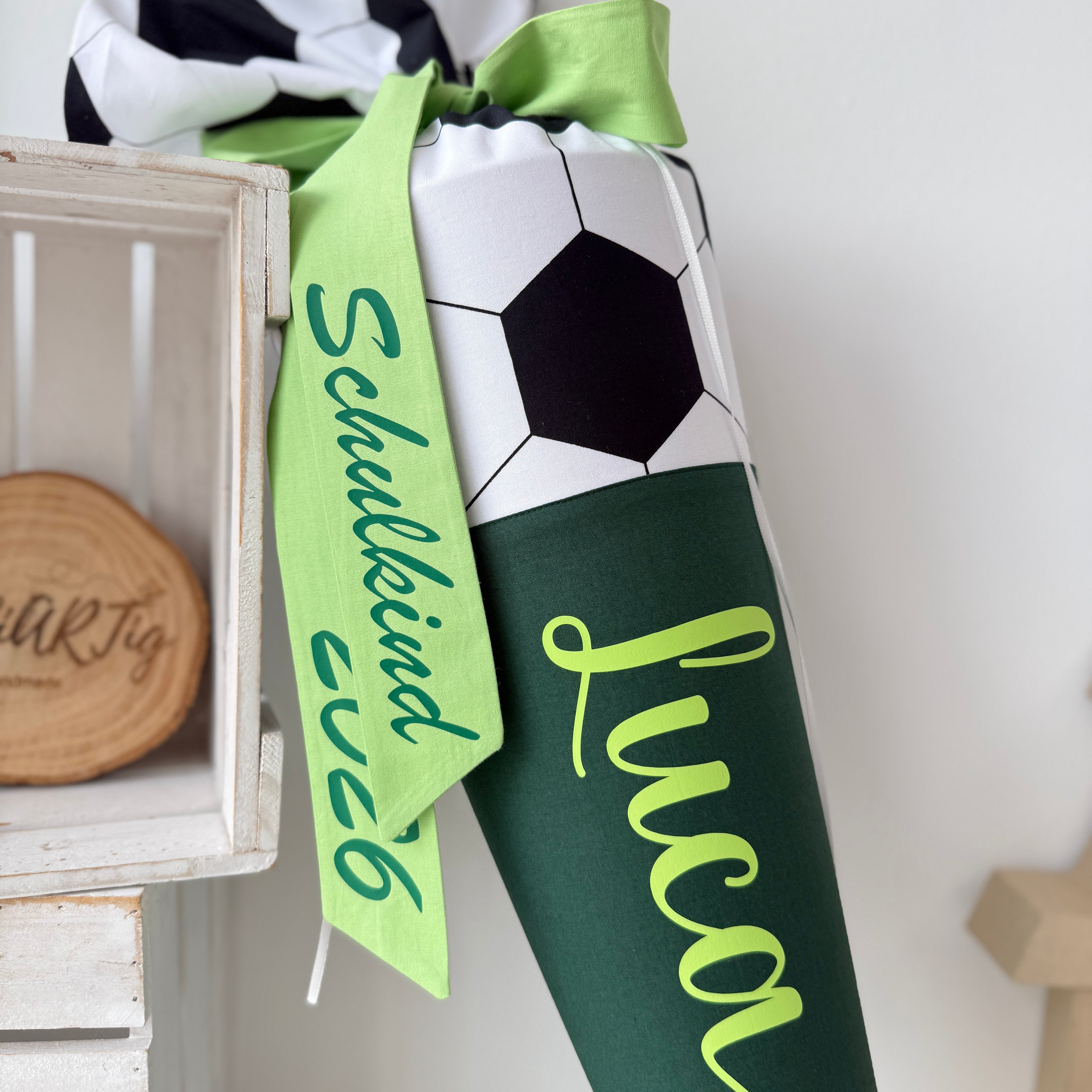 Schultüte mit Namen Fussball/Tannengrün