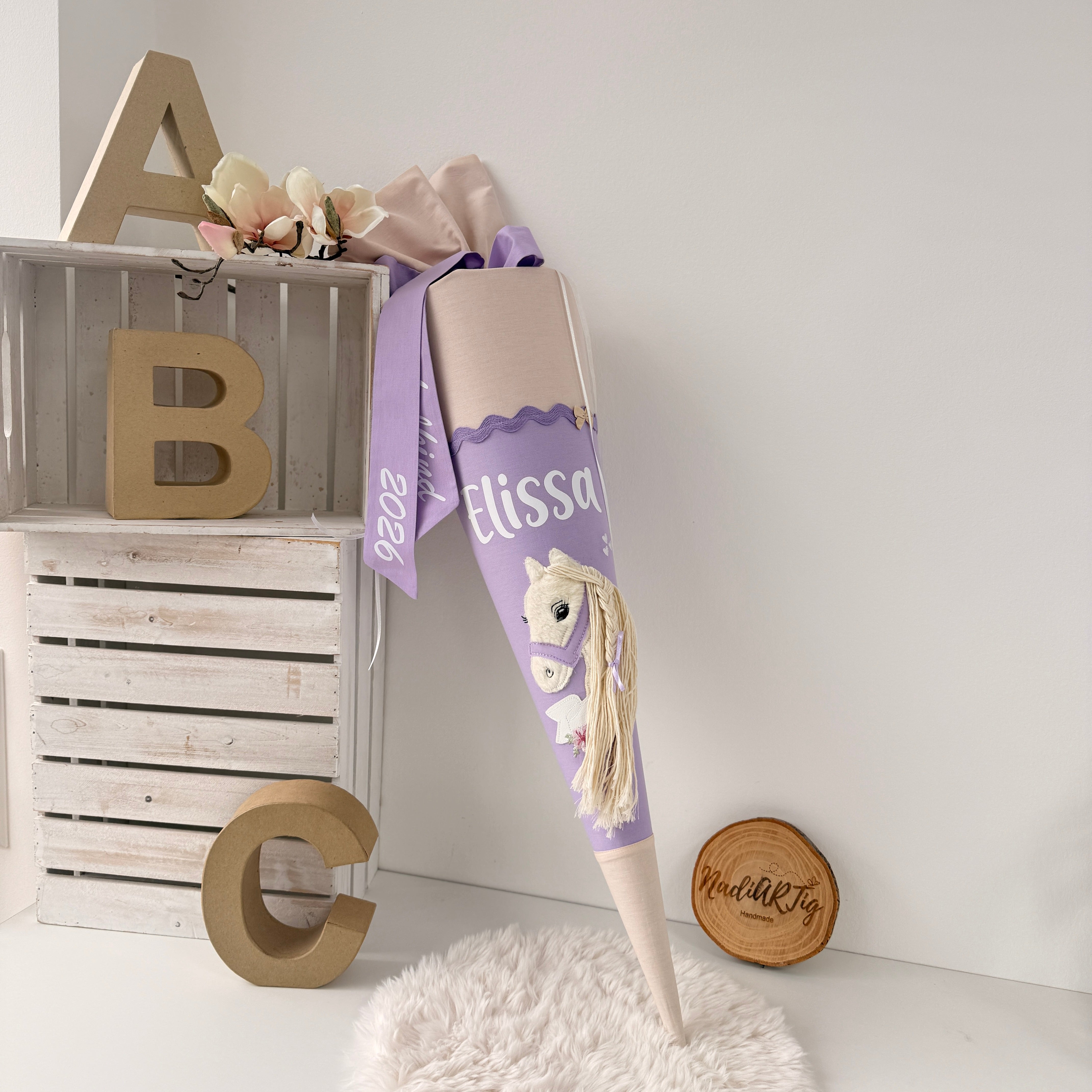 Schultüte weißes Boho-Pony in beige/flieder