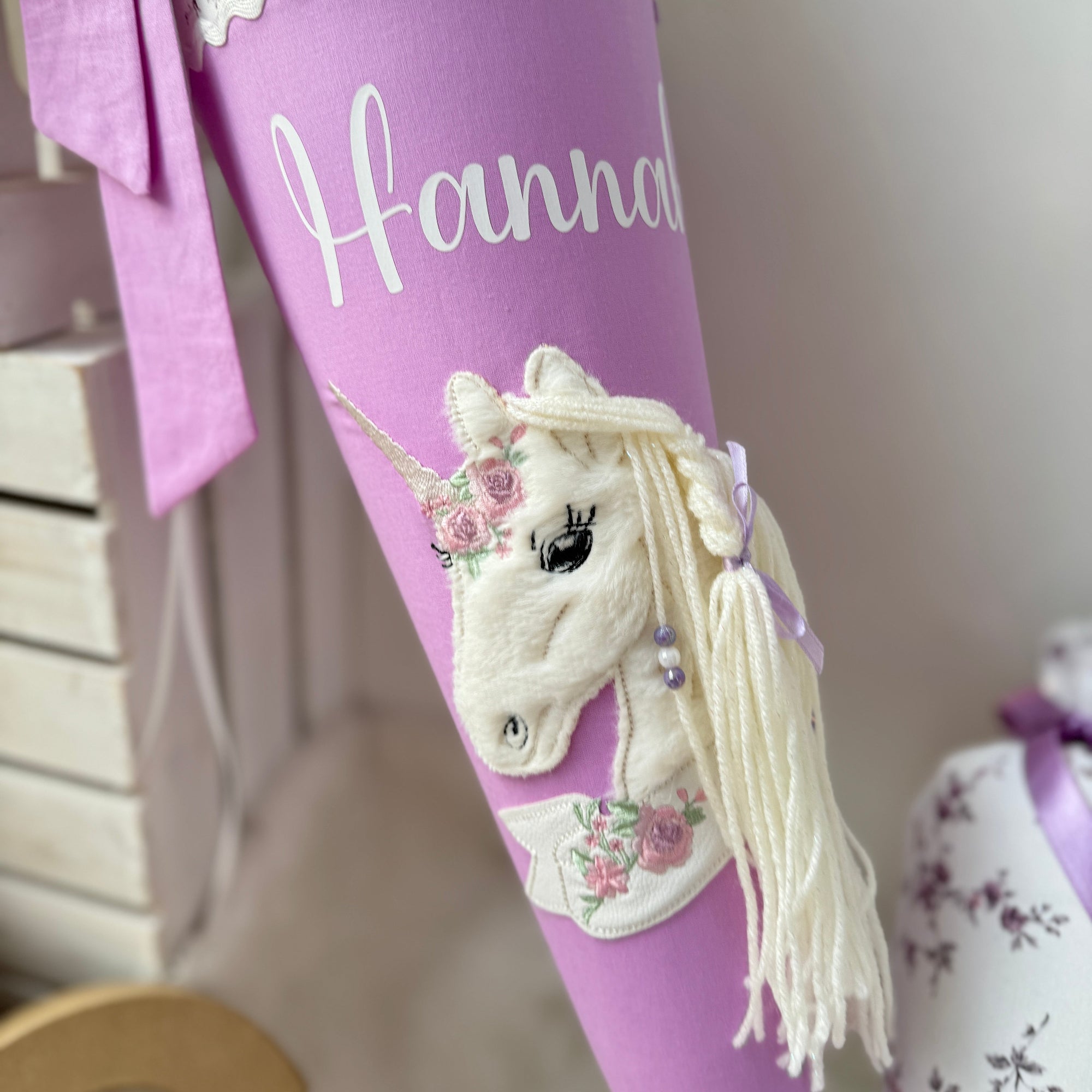 Schultüte Einhorn mit Banner in flieder-lila-Blüten
