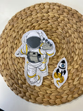 Lade das Bild in den Galerie-Viewer, Patch Aufnäher Astronaut Rakete - DIY
