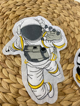 Lade das Bild in den Galerie-Viewer, Patch Aufnäher Astronaut Rakete - DIY
