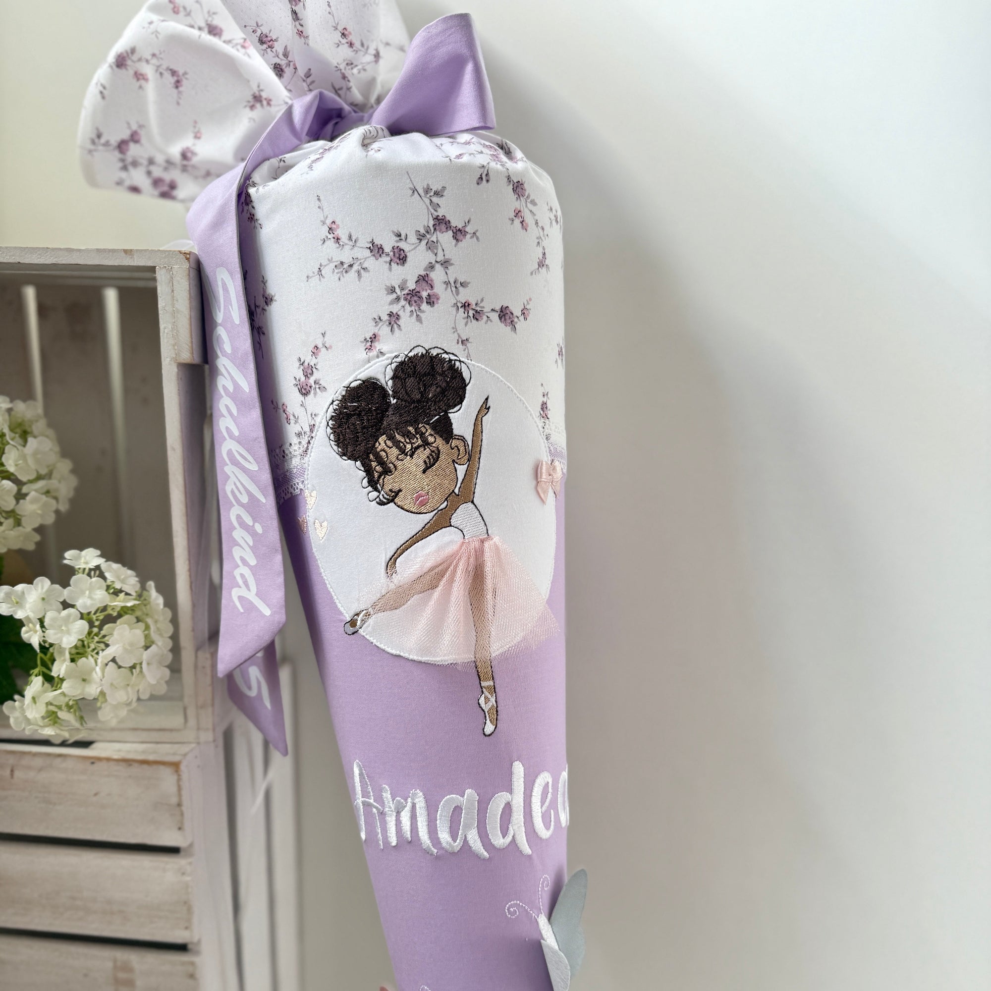 Schultüte Ballerina mit süßen Locken (flieder/Blüten)