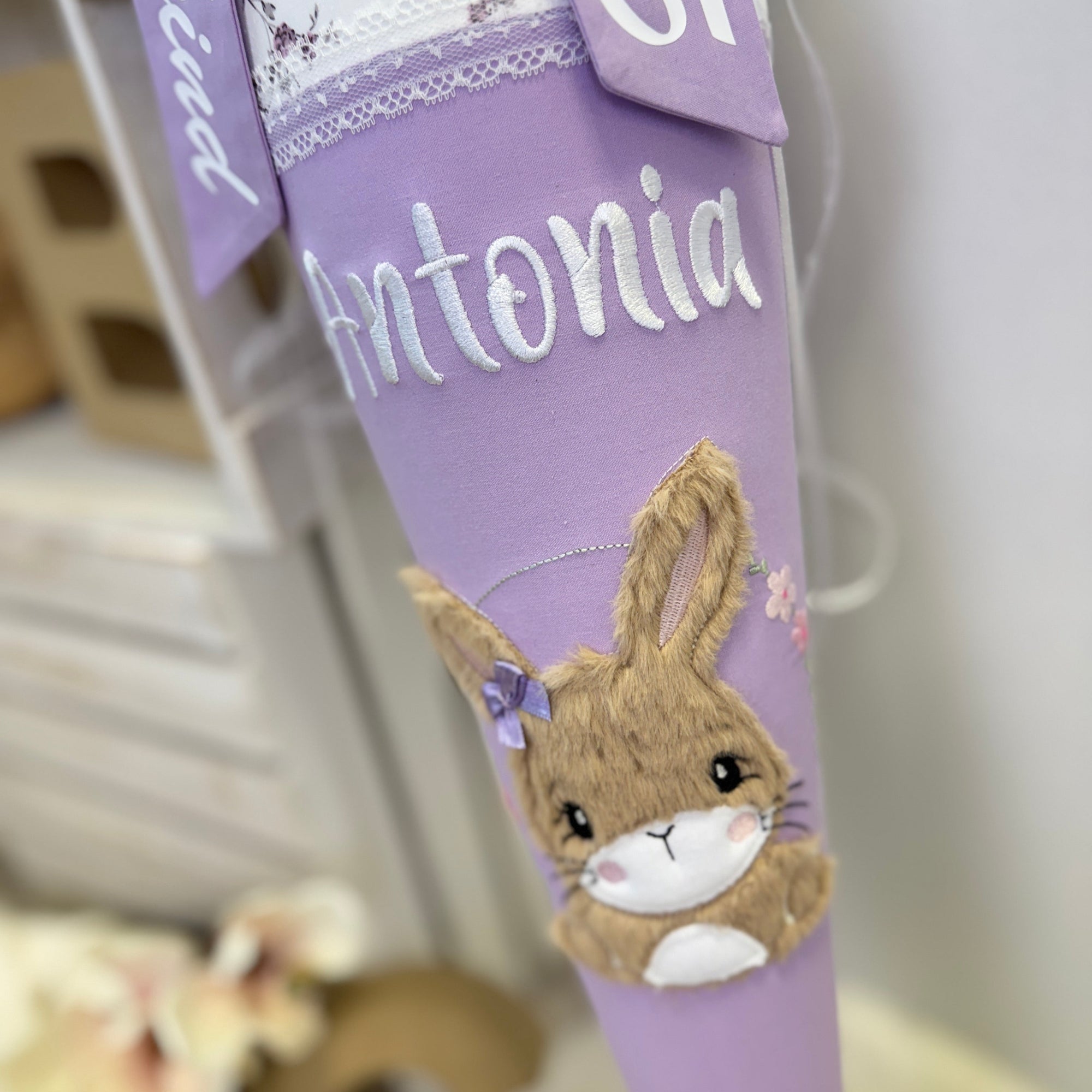 Schultüte Hase in fliederlila mit Blüten