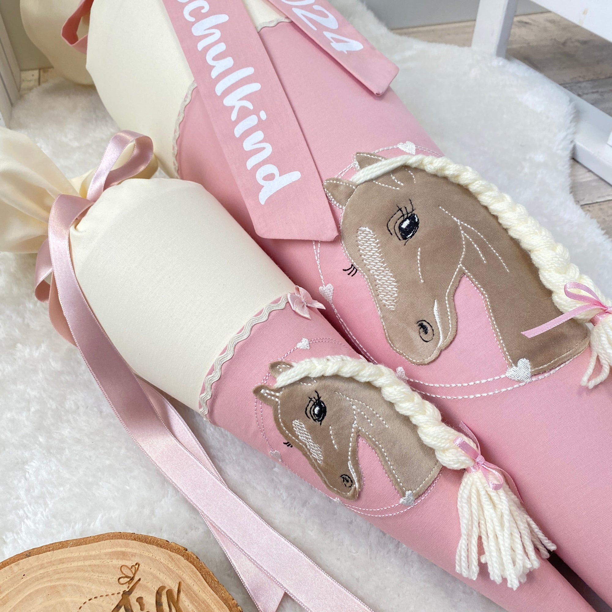 Schultüte Pferd im Herzkreis in cremebeige/puder