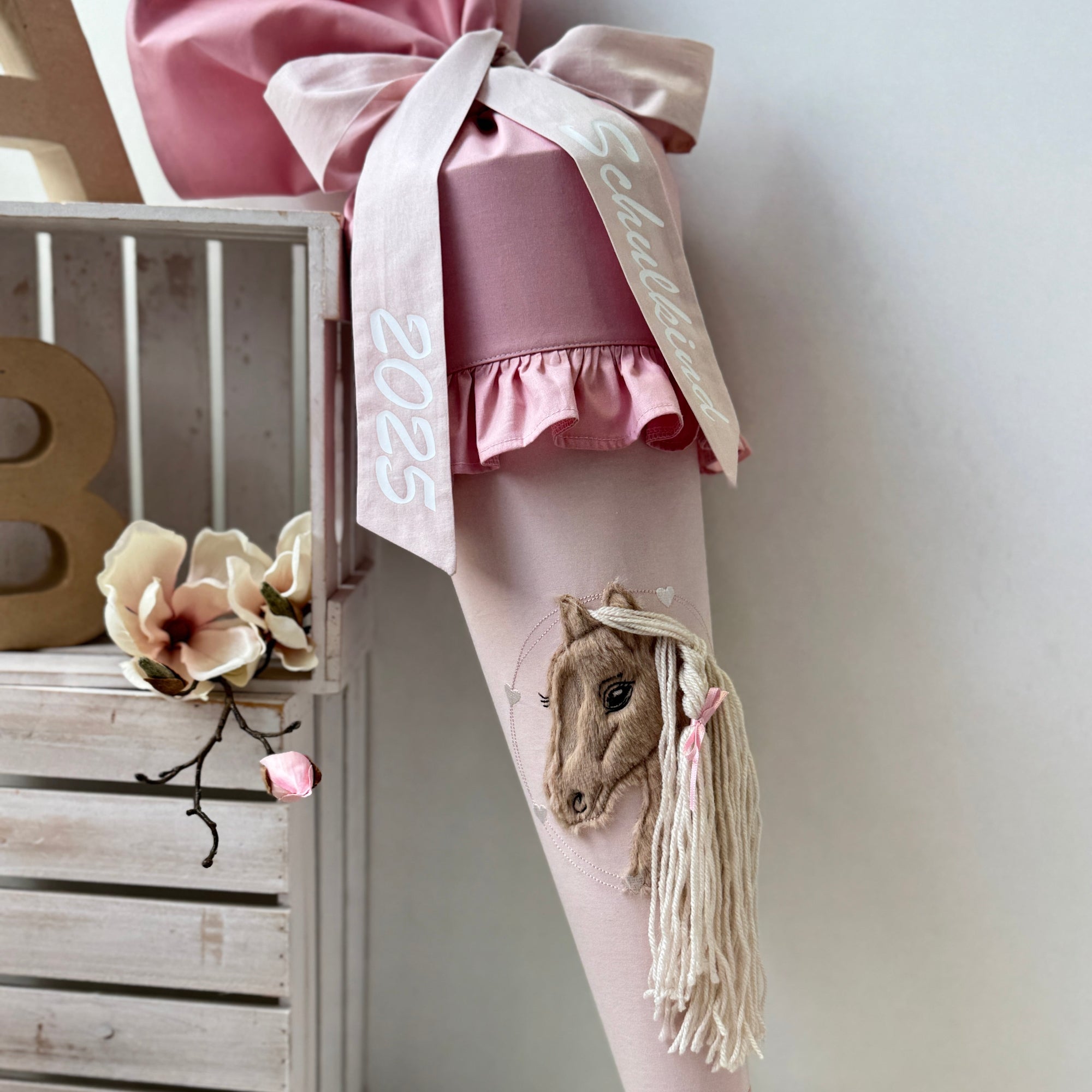 Schultüte Pony mit Rüschen in Puderrosa