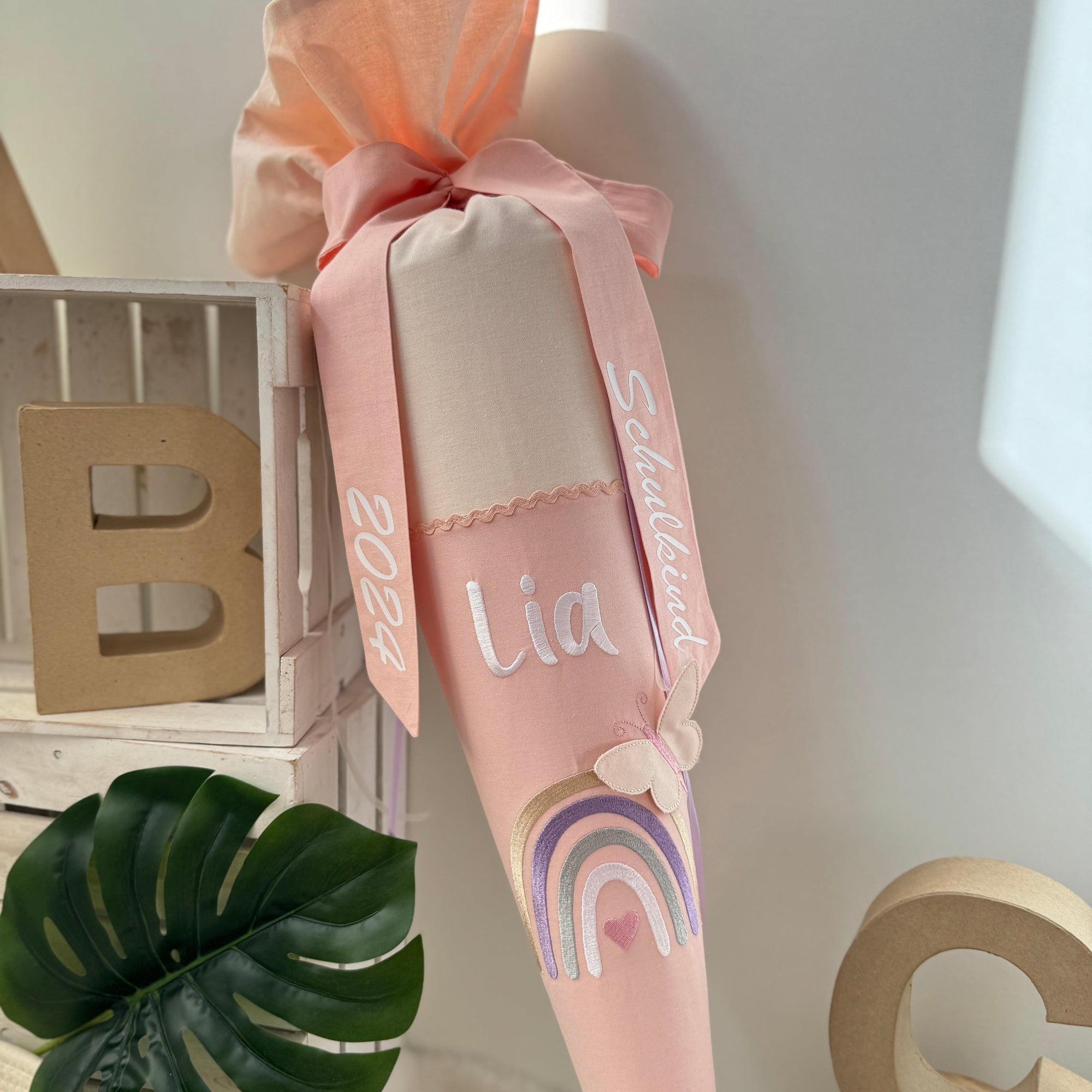 Schultüte Regenbogen & Schmetterling in Cremebeige/Apricot
