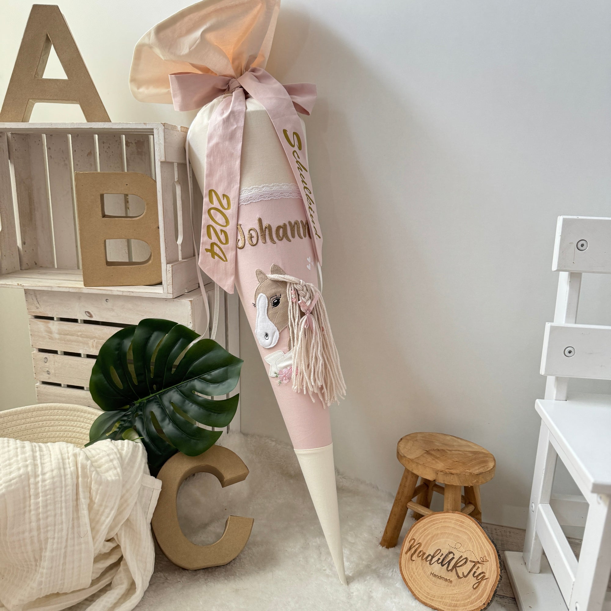 Schultüte braunes Pferd mit Banner in creme/puder