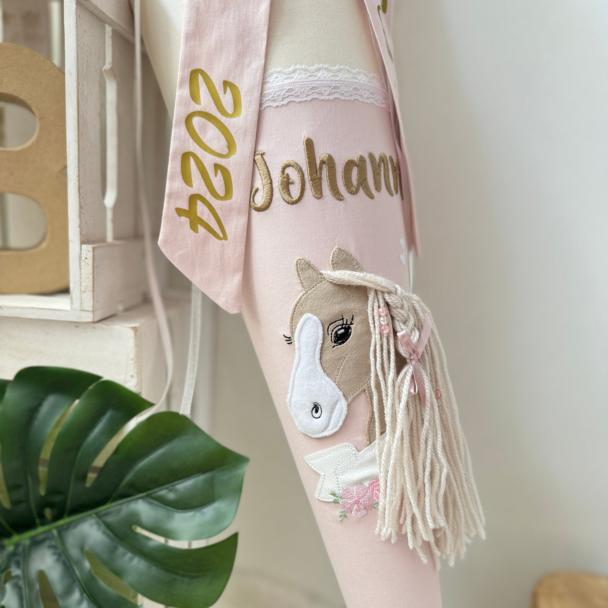 Schultüte braunes Pferd mit Banner in creme/puder