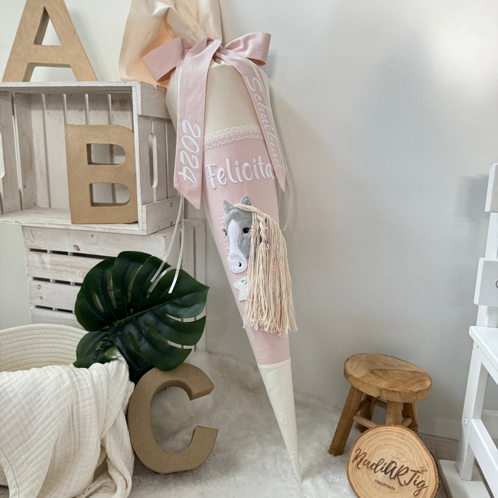 Schultüte graues Pferd mit Banner in creme/puder