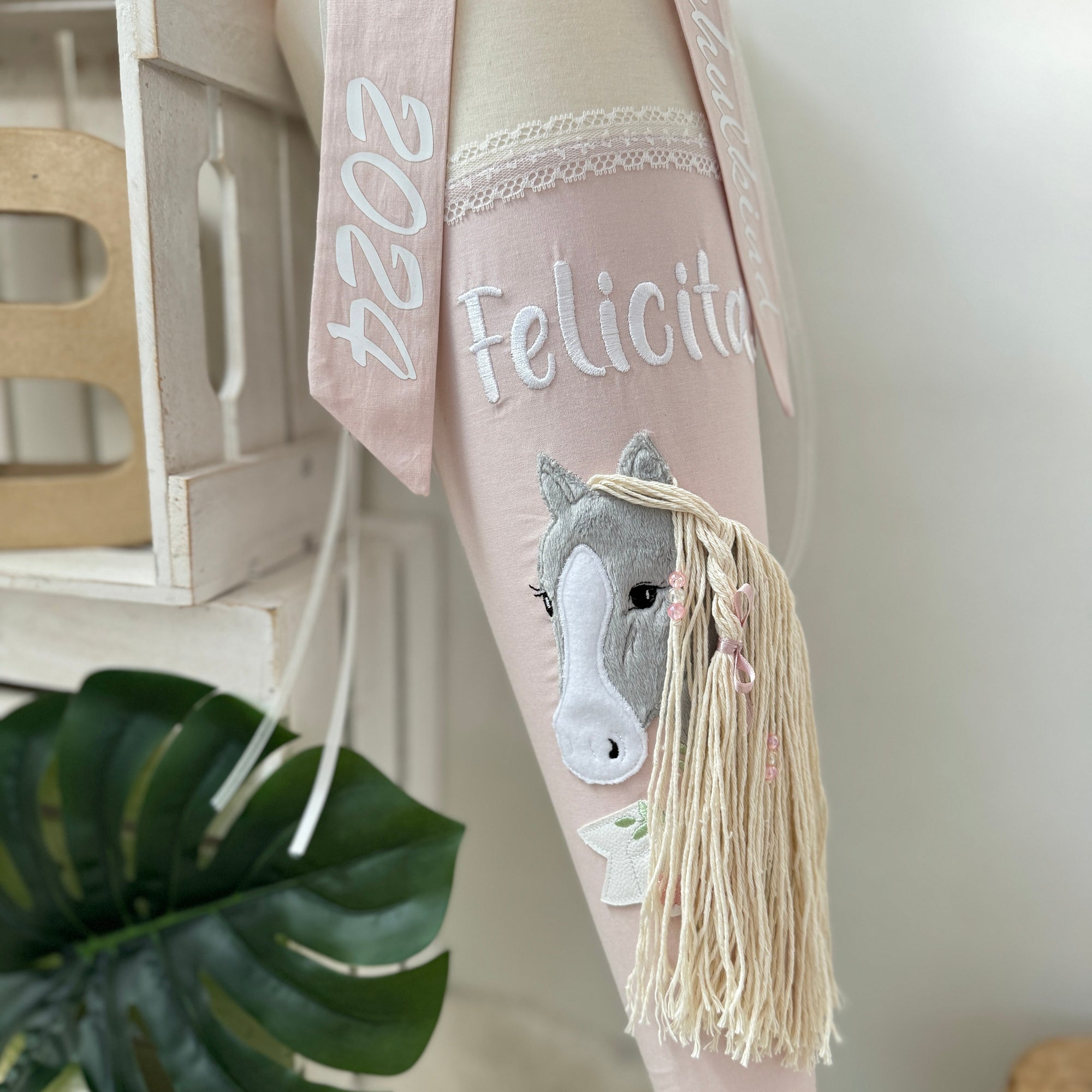 Schultüte graues Pferd mit Banner in creme/puder