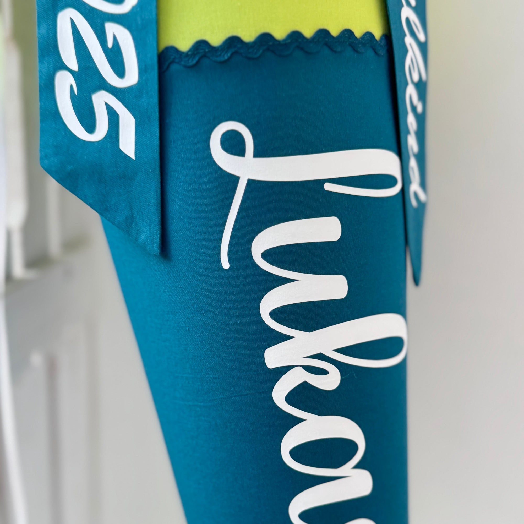 Schultüte mit Namen in hellgrün/petrol