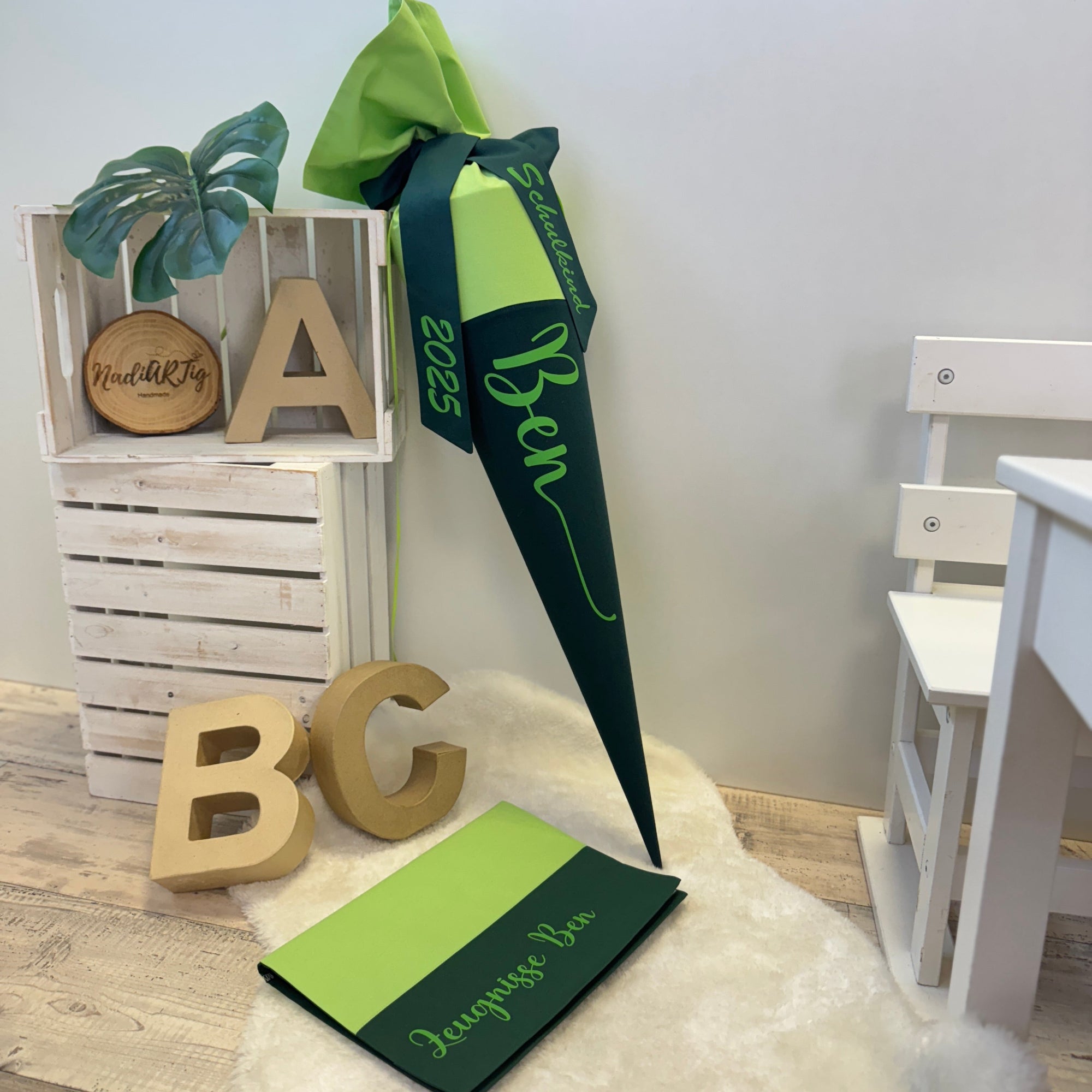 Schultüte mit Namen in hellgrün/tanne
