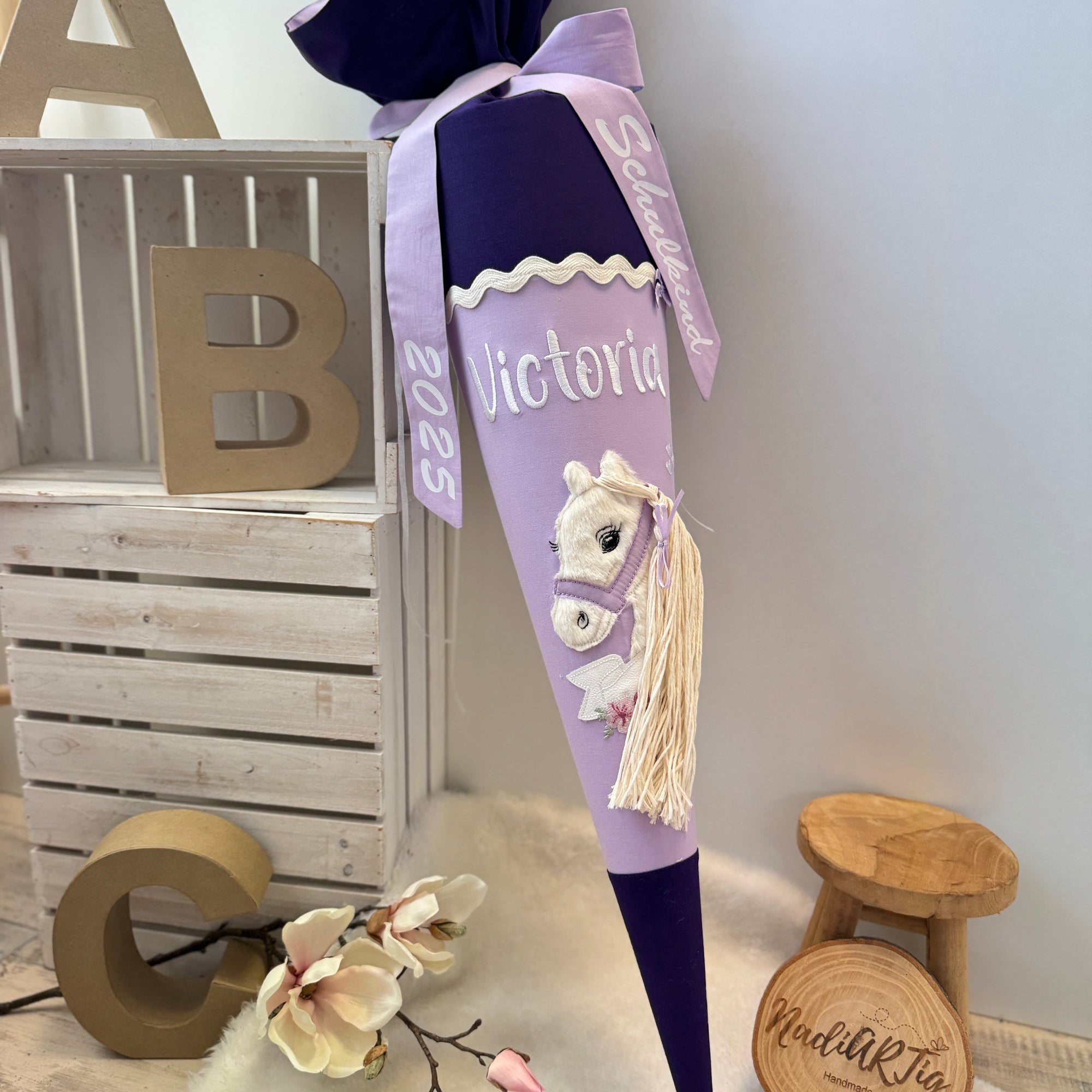 Schultüte weißes Boho-Pony in dunklem lila/flieder