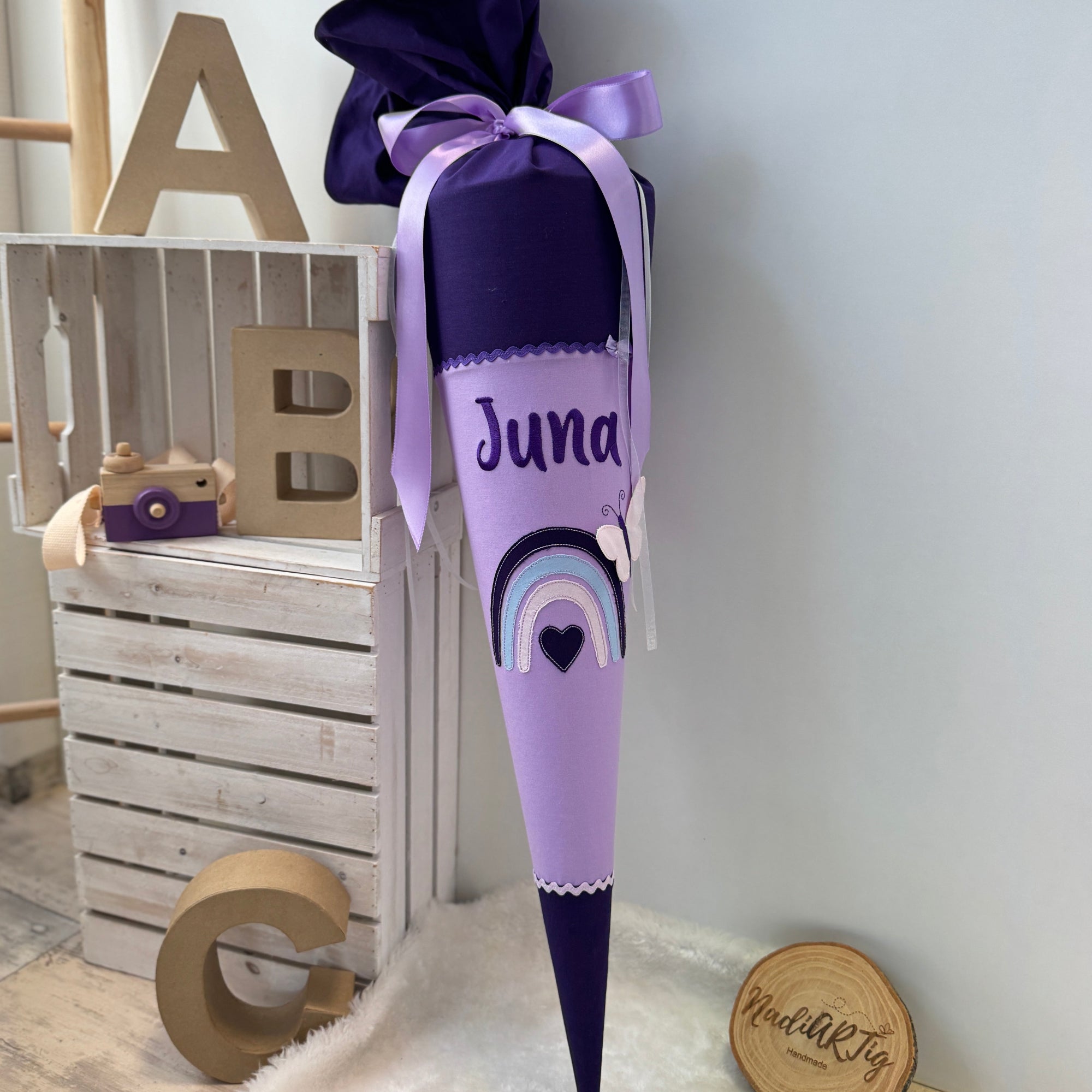 Schultuete mit Regenbogen-Schmetterling lila-flieder24_104331043_iOS